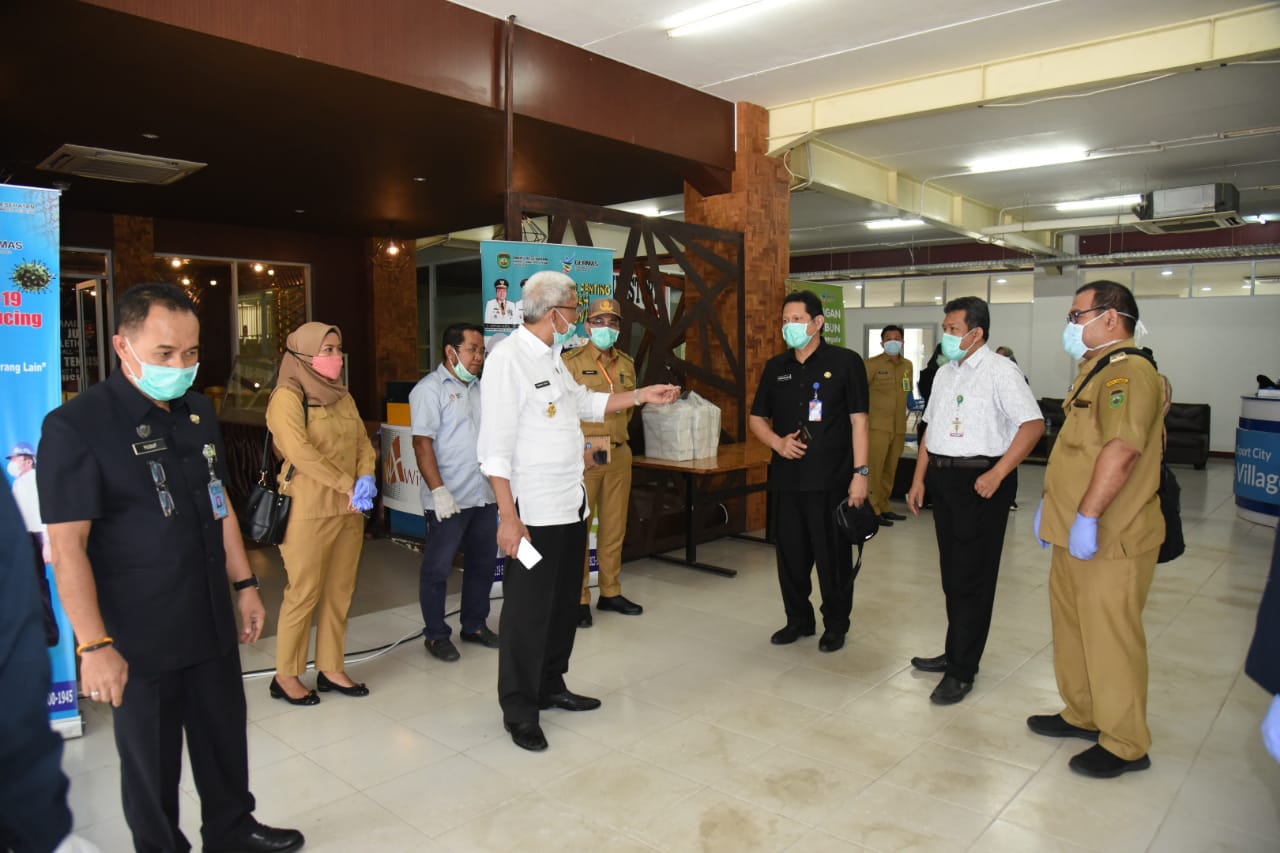 Wakil Gubernur Sumatra Selatan, Mawardi Yahya meninjau ODP Center Jakabaring, Palembang, Senin (20/4/2020).
