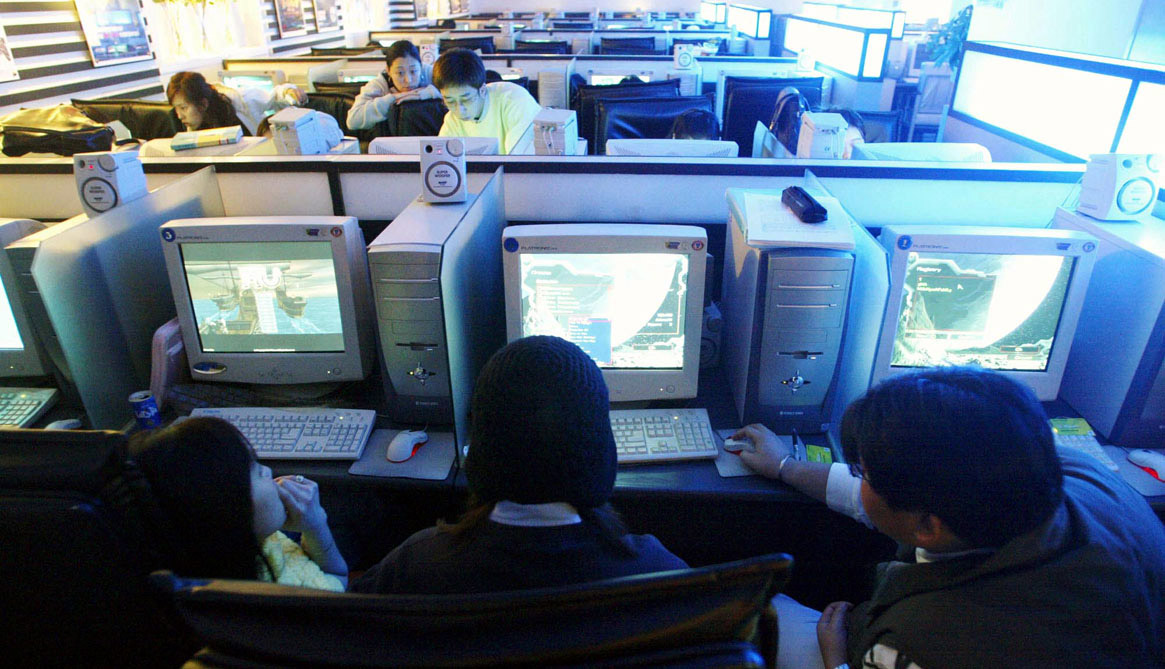 Pengunjung warnet ramai bermain game onlen memanfaatkan WFH dan belajar dari rumah.