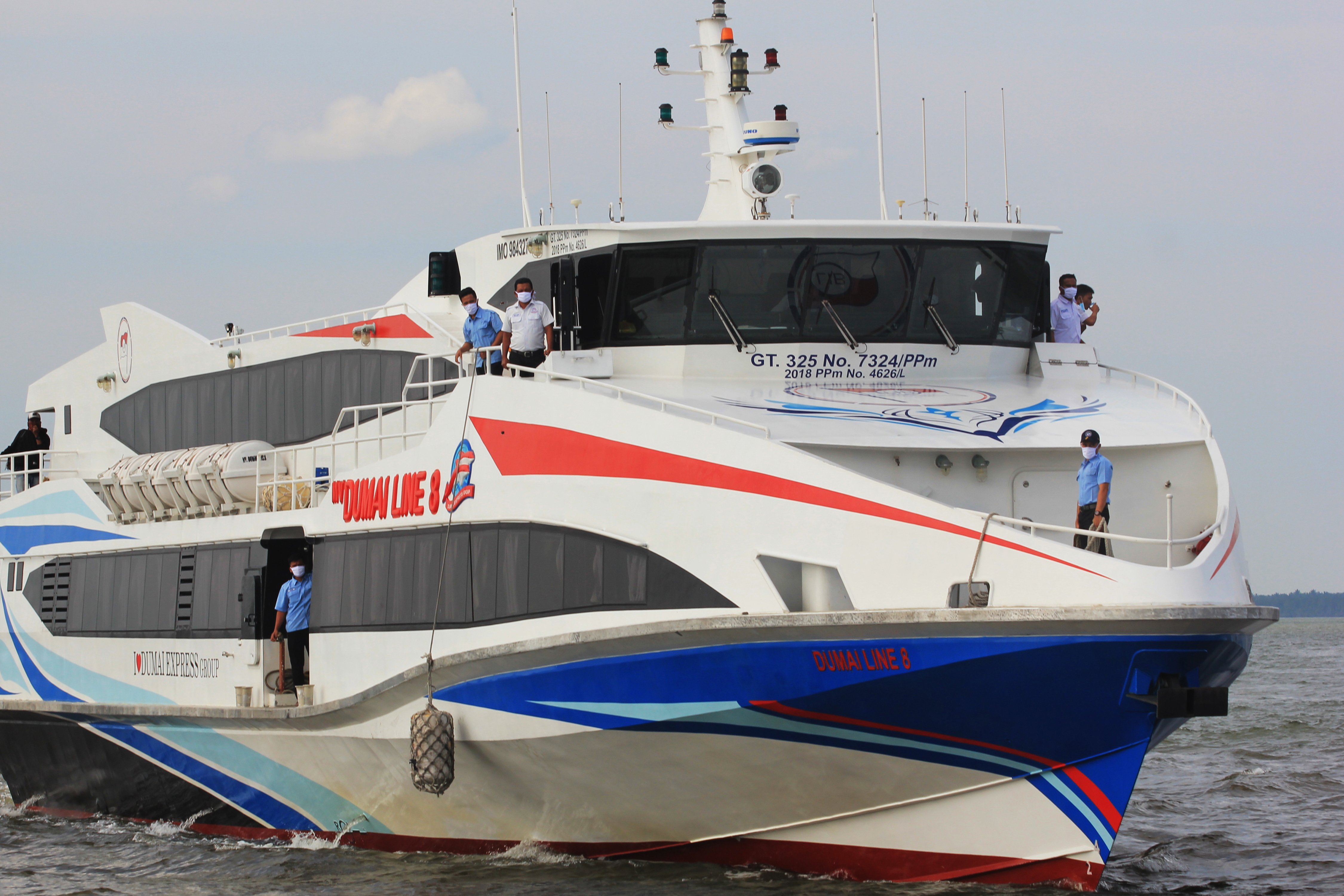  Kapal penumpang melintas di perairan Dumai di Dumai, Riau.