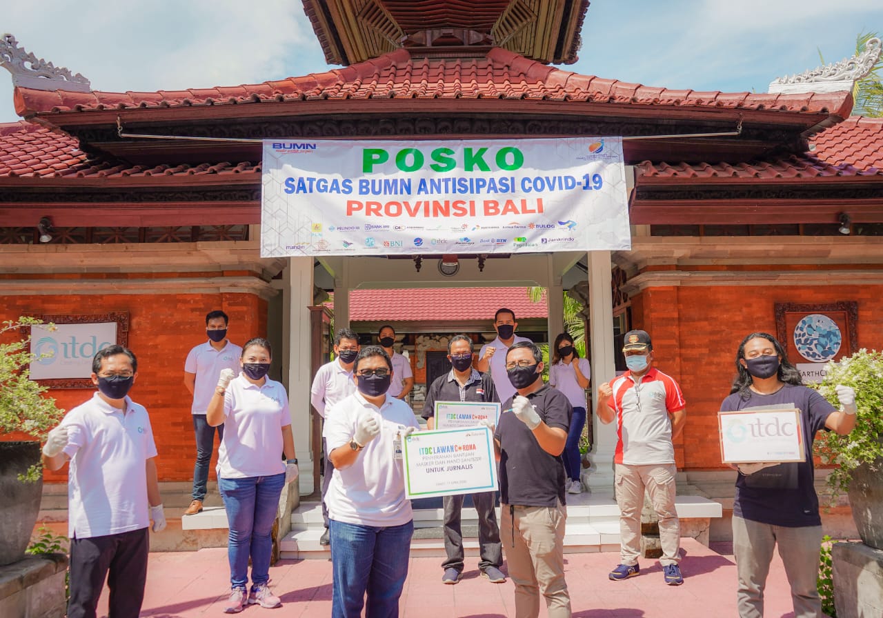 ITDC memberi sumbangan berupa masker dan hand sanitizer kepada para wartawan.