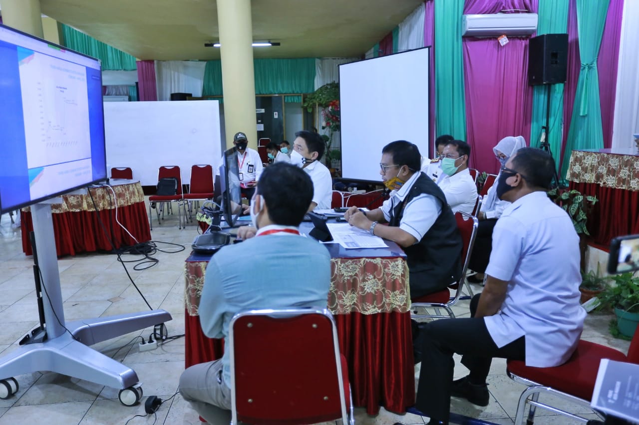 Penjabat Wali Kota Makassar, Iqbal Suhaeb mengikuti high level meeting TPID se Sulsel, Rabu (29/4/2020)