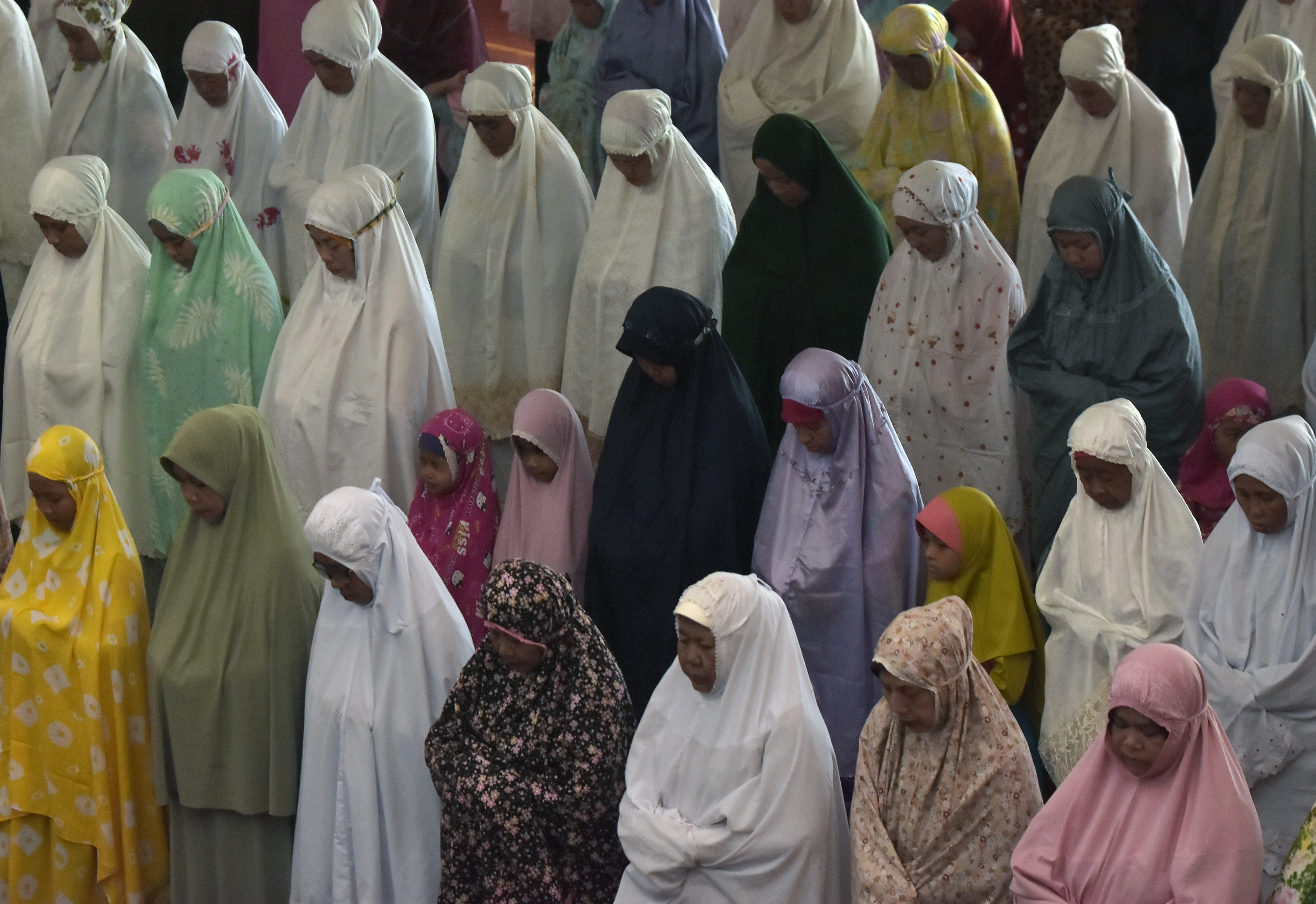Ilustrasi : jemaah melakukan salat gerhana matahari di masjid Bani Umar Tangerang