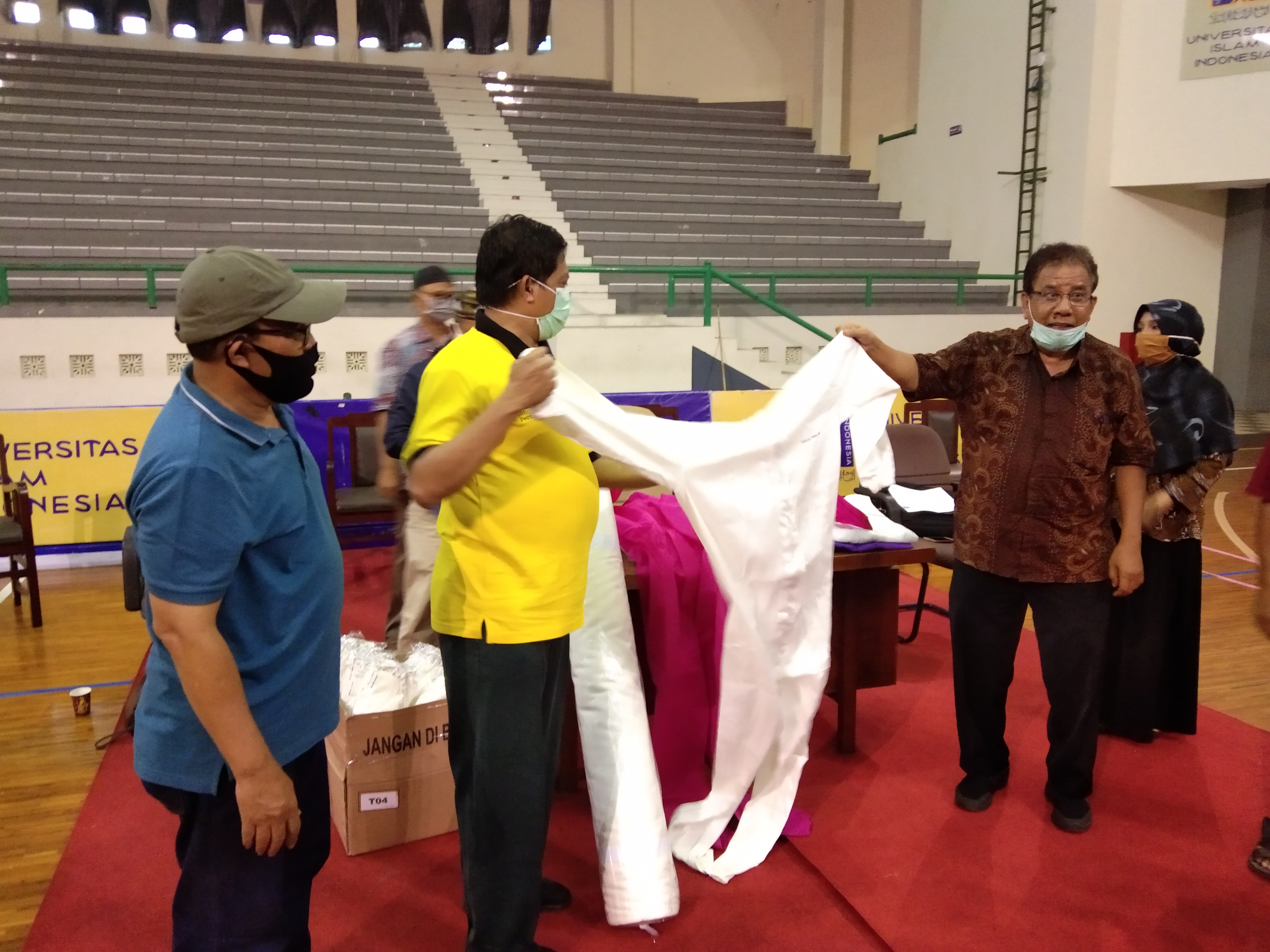 Baju hazmat karya UII