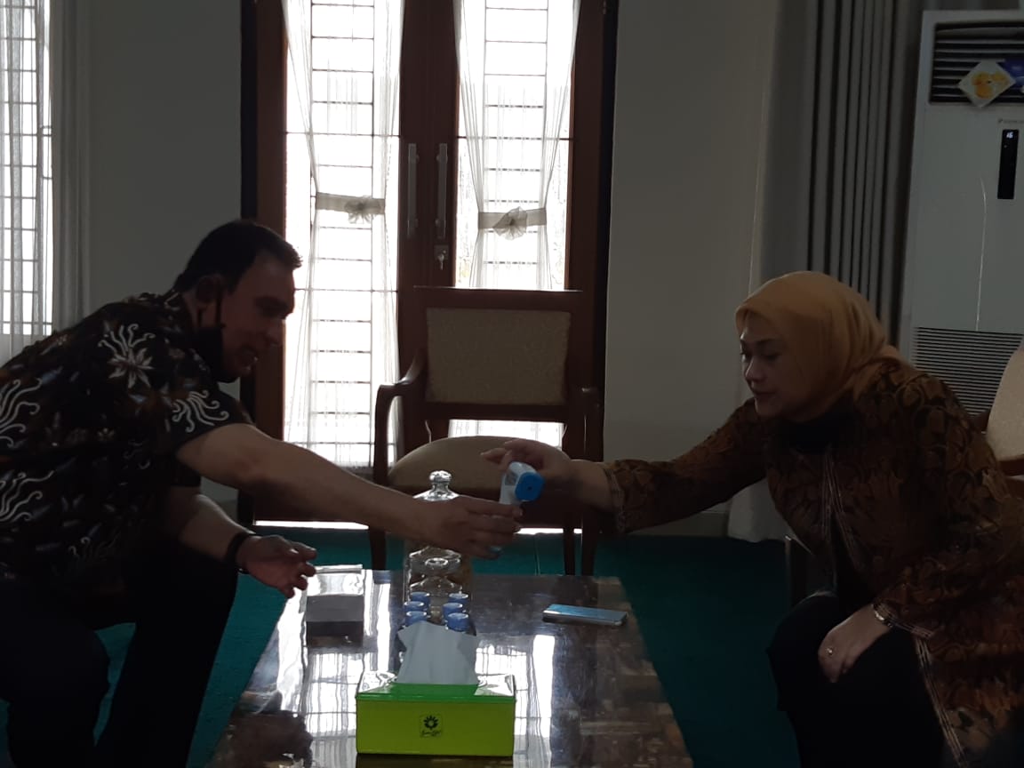 Ketua Umum Apjati, Ayub Basalamah serahkan bantuan ke Menteri Tenaga Kerja RI, Ida Fauziah