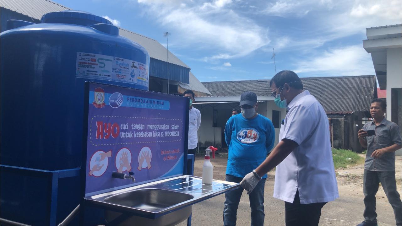  Pj Wali Kota Makassar, Iqbal Suhaeb memeriksa wastafel portabel yang dipasang di Pasar Pa'baeng-baeng, Jumat (3/4/2020).