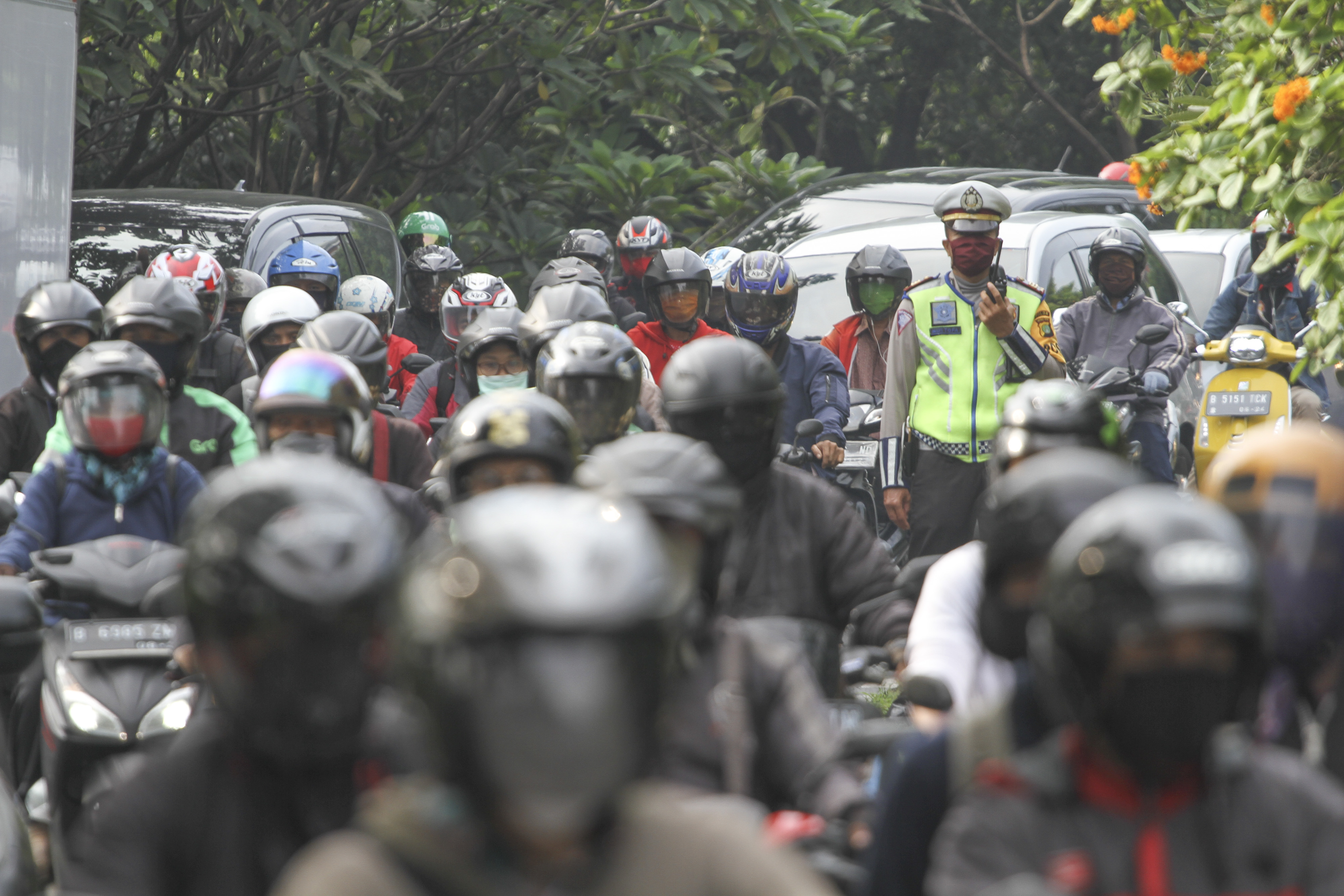 Pengendara sepedo motor dari arah Depok menuju Jakarta masih ramai di saat pemberlakuakn PSBB di Jakarta