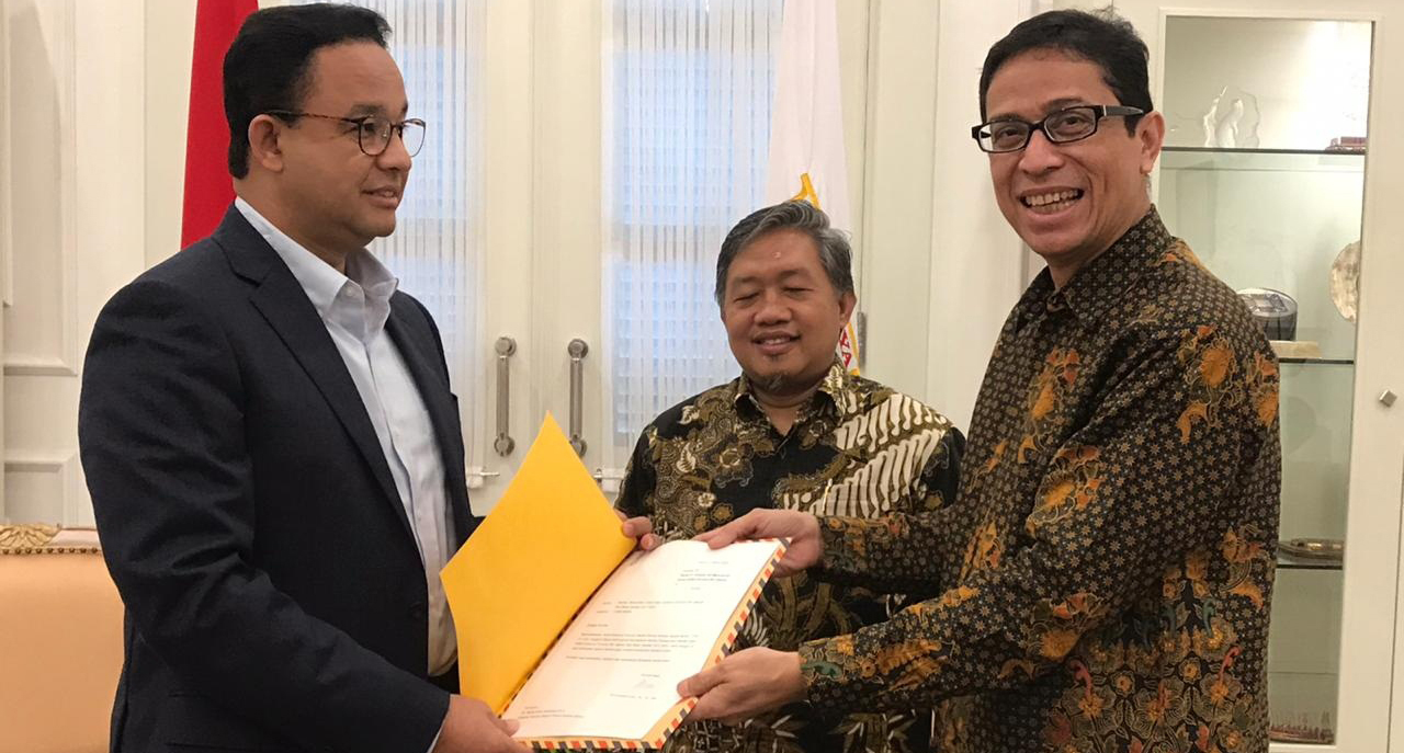 Calon wakil gubernur DKI dari PKS, Nurmansjah Lubis memberikan berkas kepada Anies Baswedan