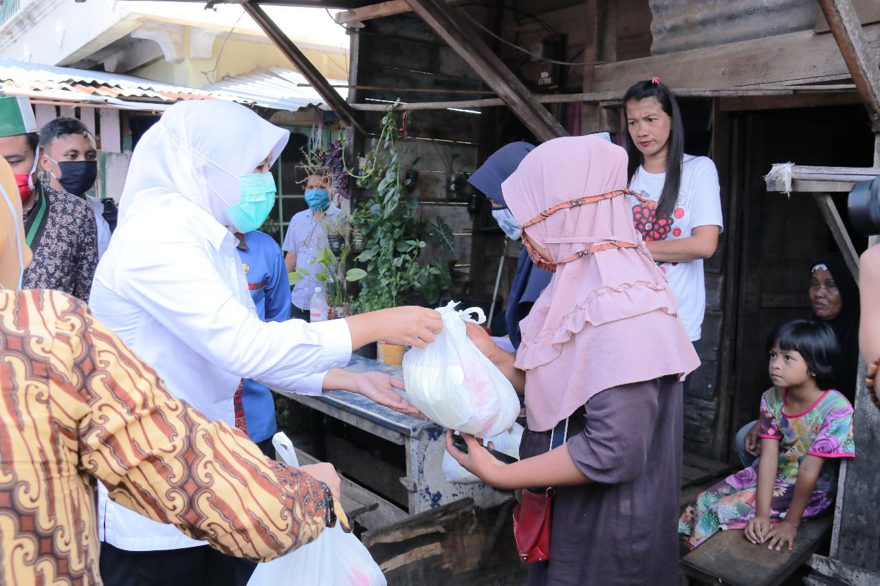  Wakil Wali kota Palembang Fitrianti Agustinda membagikan sembako kepada warga kurang mampu terdampak Covid-19.