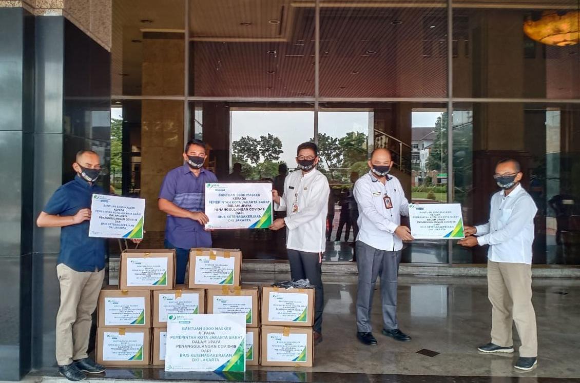 Kantor Cabang BPJAMSOSTEK Wilayah Jakarta Barat membagikan 8.000 masker gratis