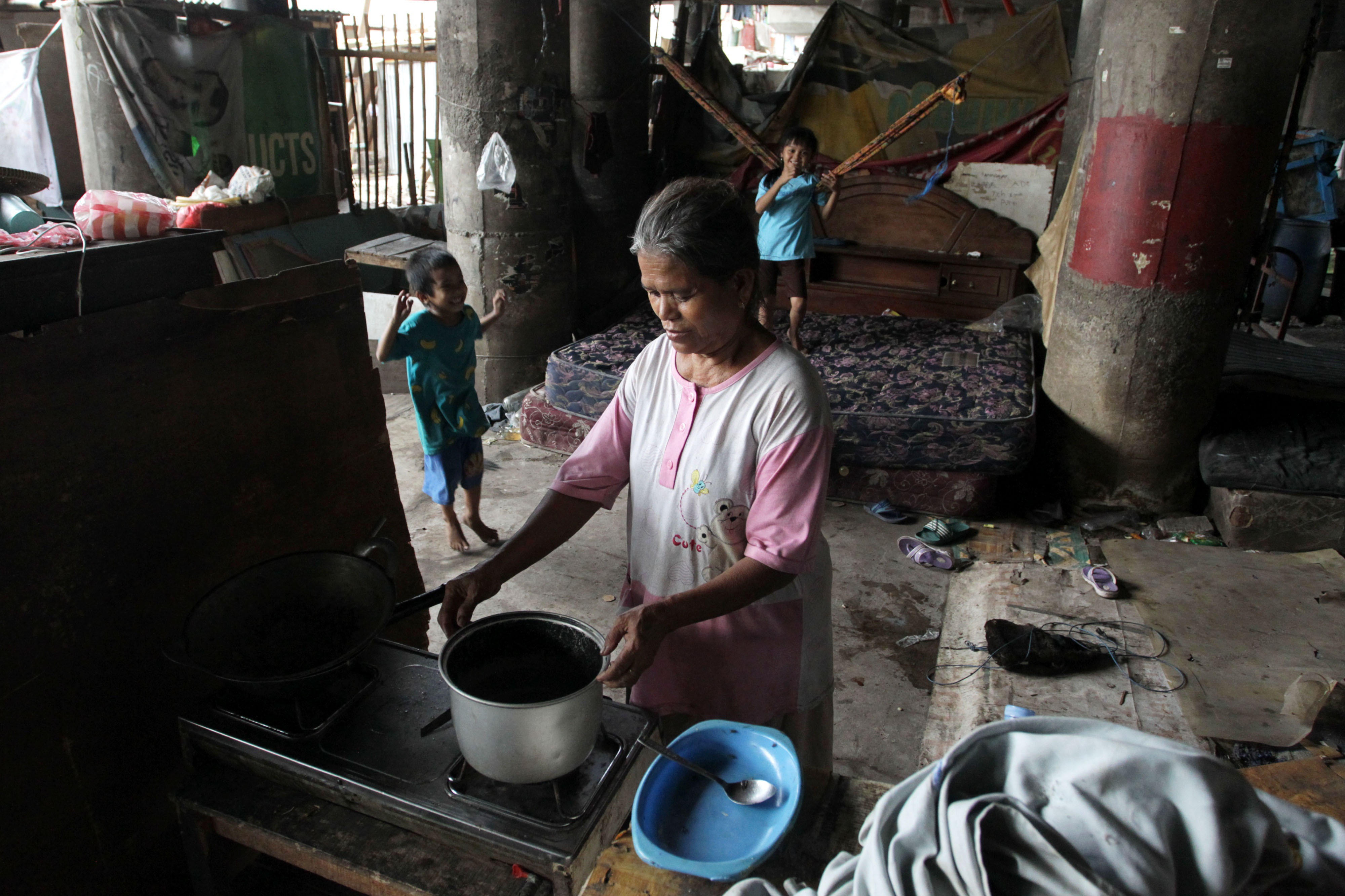 Warga miskin yang tinggal di bangunan semi permanen di kolong tol Wiyoto Wiyono