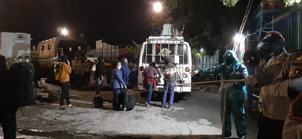 Penumpang KM Lambelu dibawa dengan mobil ke lokasi karantina