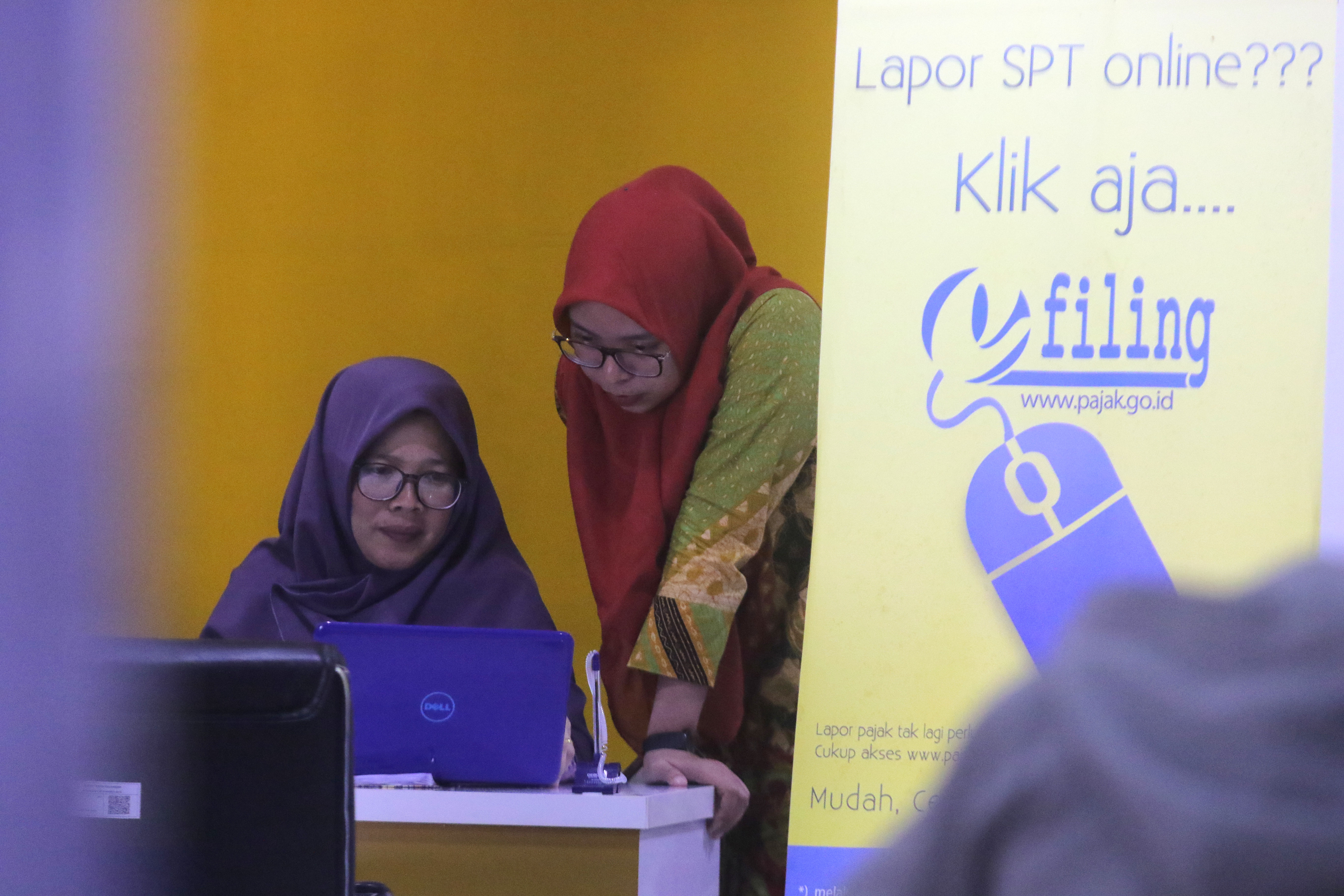 Petugas pajak melayani wajib pajak di Kantor Pelayanan Pajak Pratama Pangkalpinang, Kepulauan Bangka Belitung, Jumat (13/3).