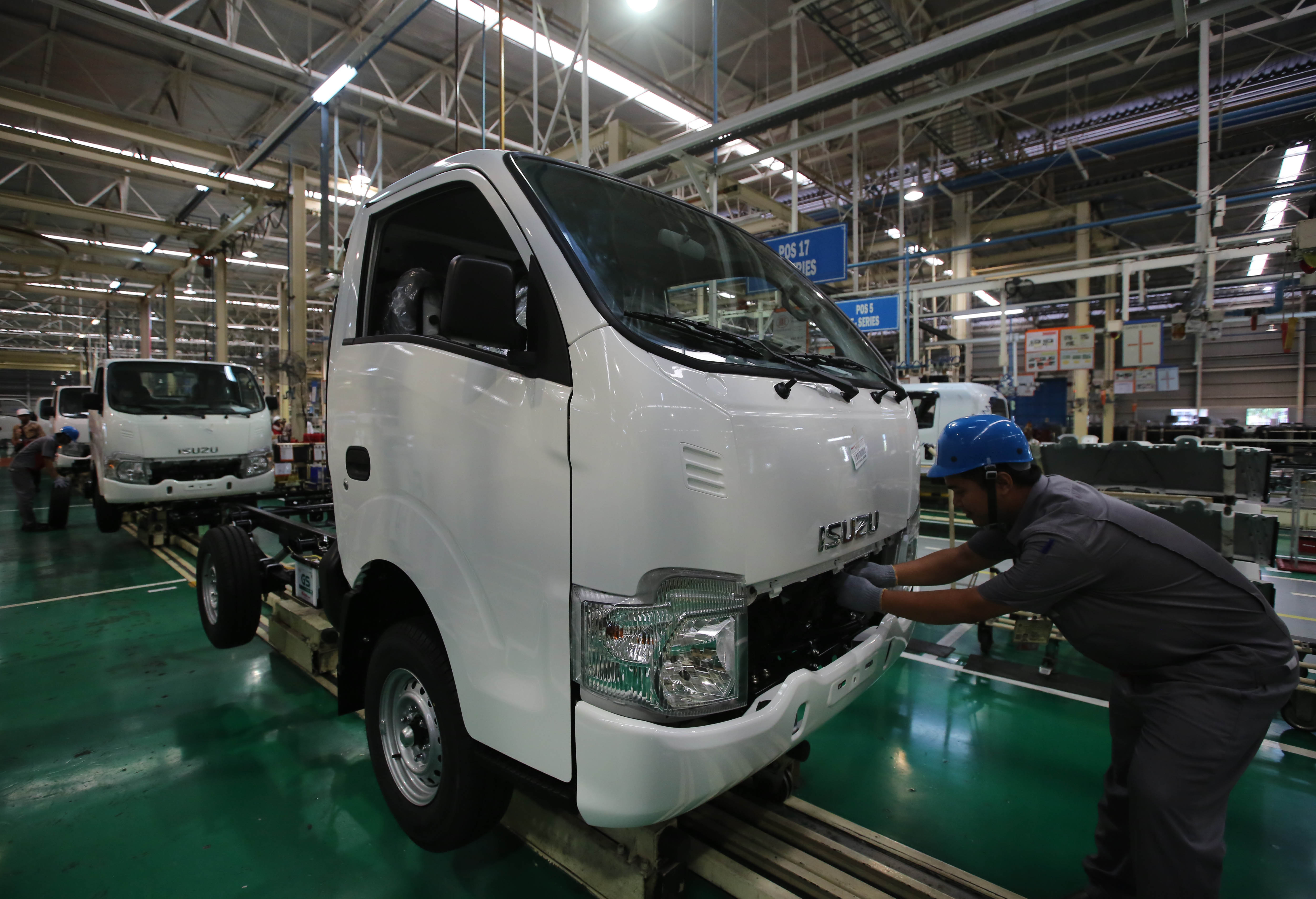 Kegiatan produksi mobil di Pabrik Izuzu, Karawang, Jawa Barat.