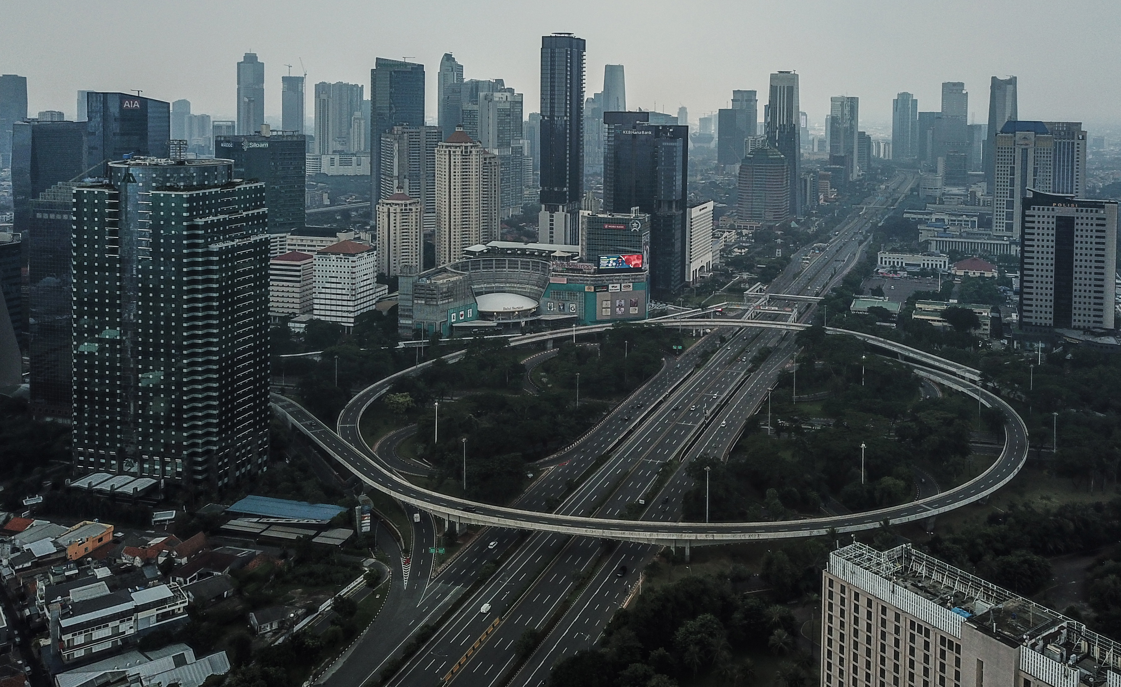 Kawasan Semanggi tampak lengang di tengah penerapan PSBB oleh Pemprov DKI Jakarta.