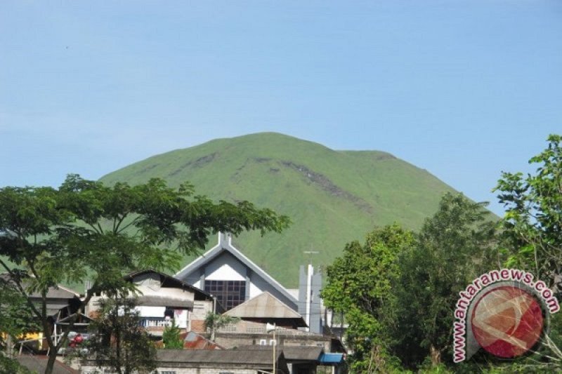 Gunung Lokon di Kota Tomohon, Sulawesi Utara.