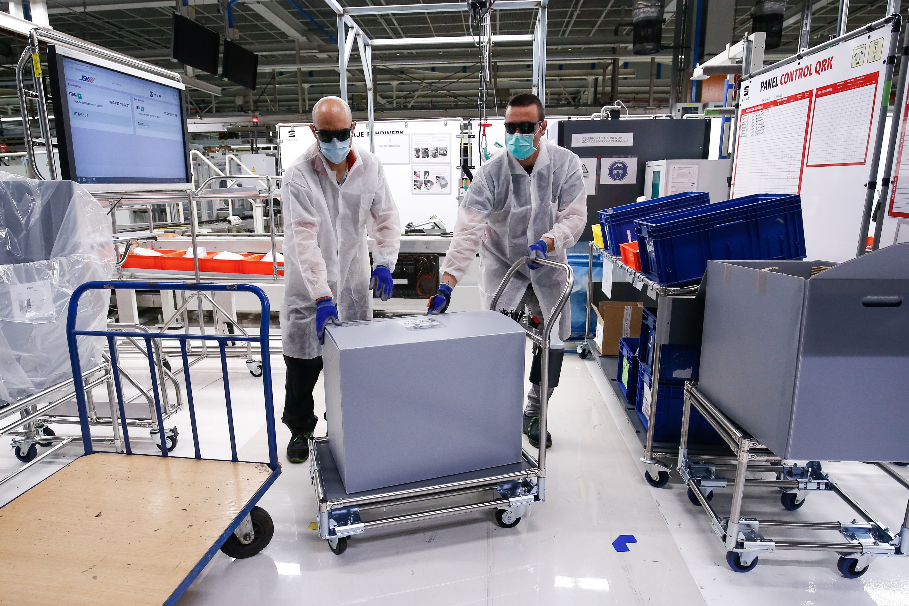 Pekerja pabrik mobil sedang memproduksi ventilator medis di pabrik mobil di Martorell dekat Barcelona (7/4)