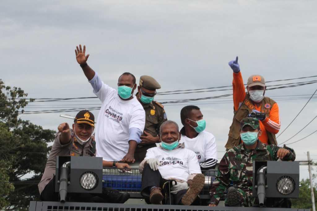 Bupati Jayapusa Mathius Awoitauw saat penyemprotan disinfektan di Jayapura