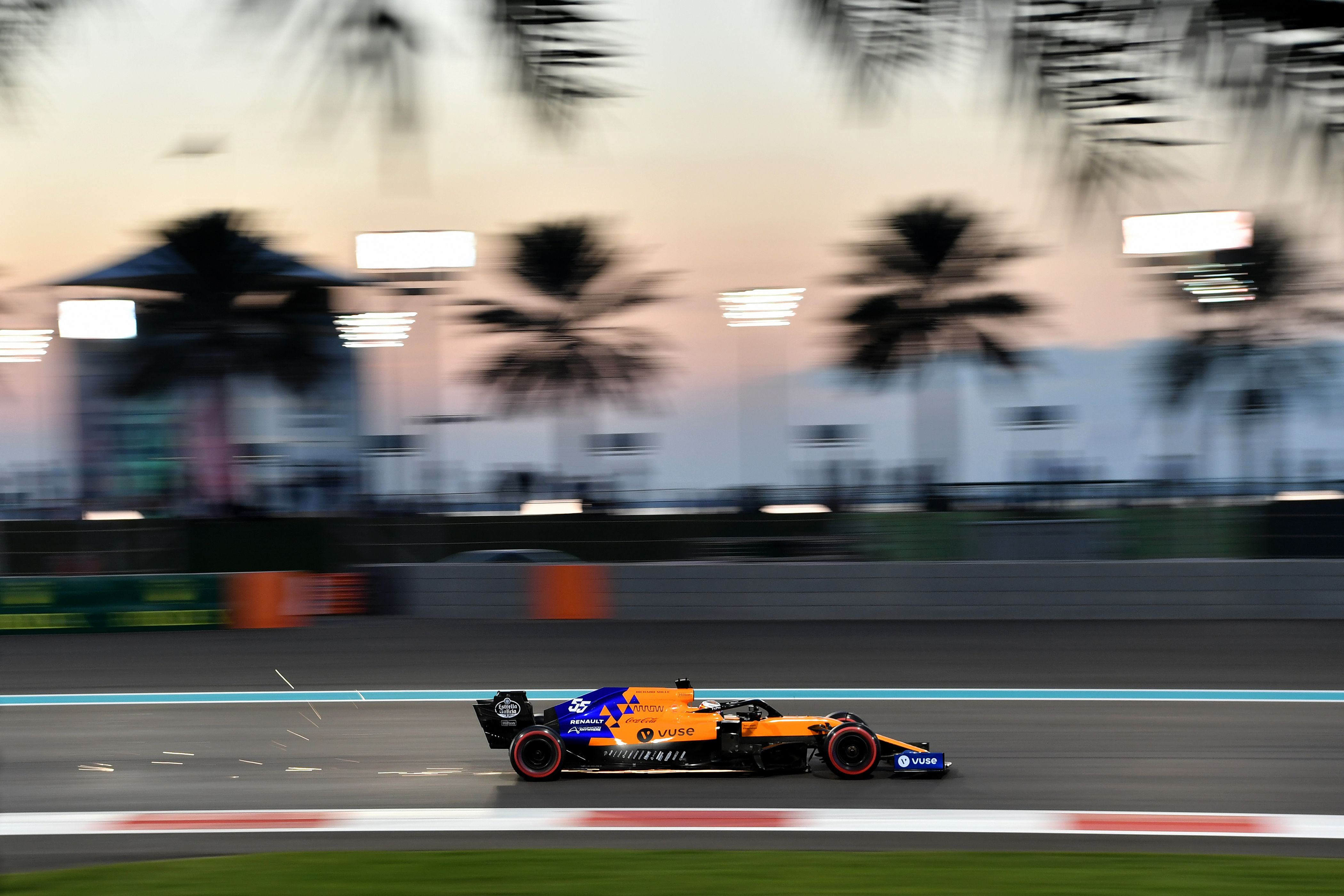 Pembalap McLaren asal Spanyol, Carlos Sainz Jr, melaju kencang dalam sesi latihan di Sirkuit Yas Marina, Abu Dhabi,.