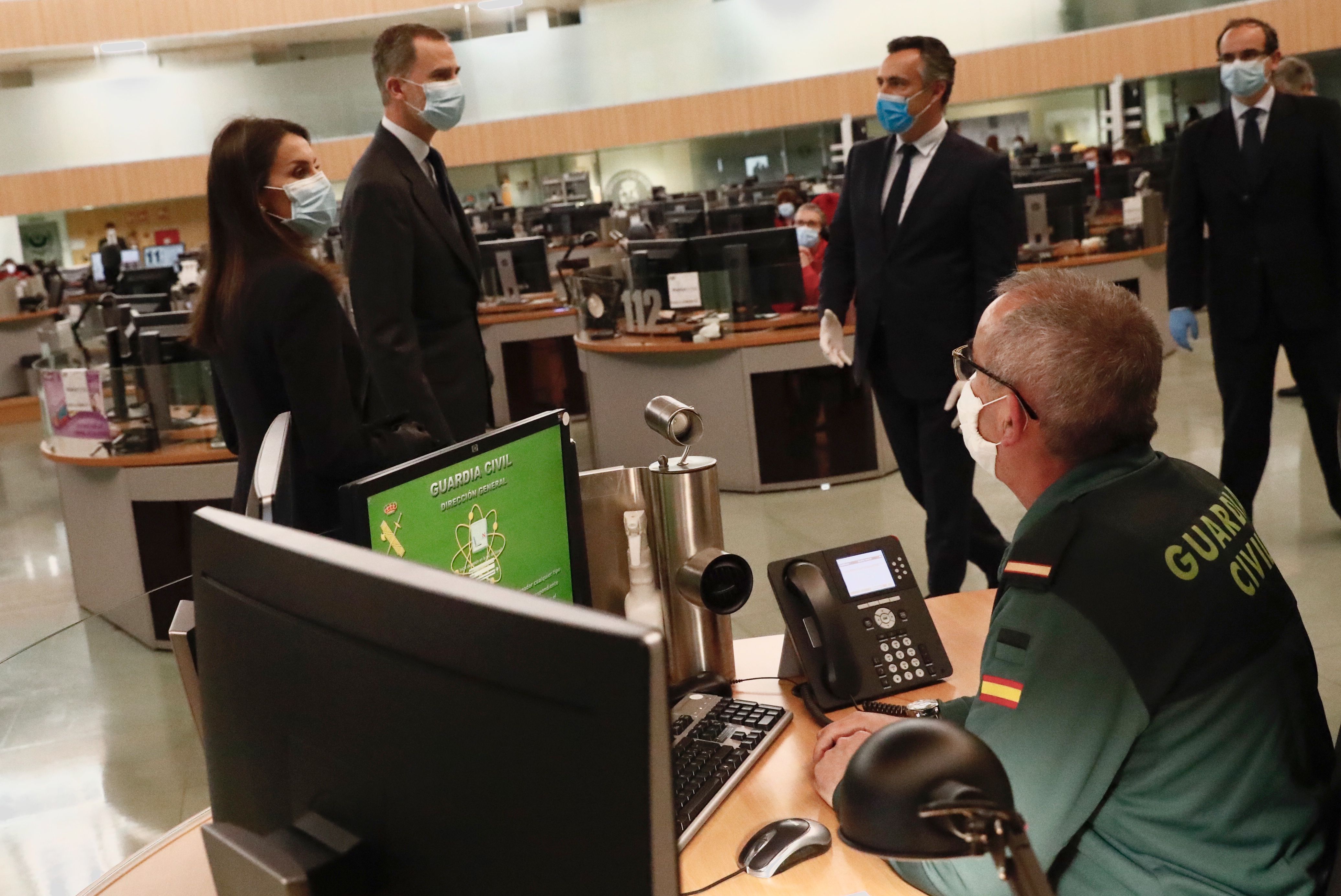 Raja Felipe dan Ratu Letizia dari Spanyol saat mengunjungi Pusat Informasi covid-19 di Madrid