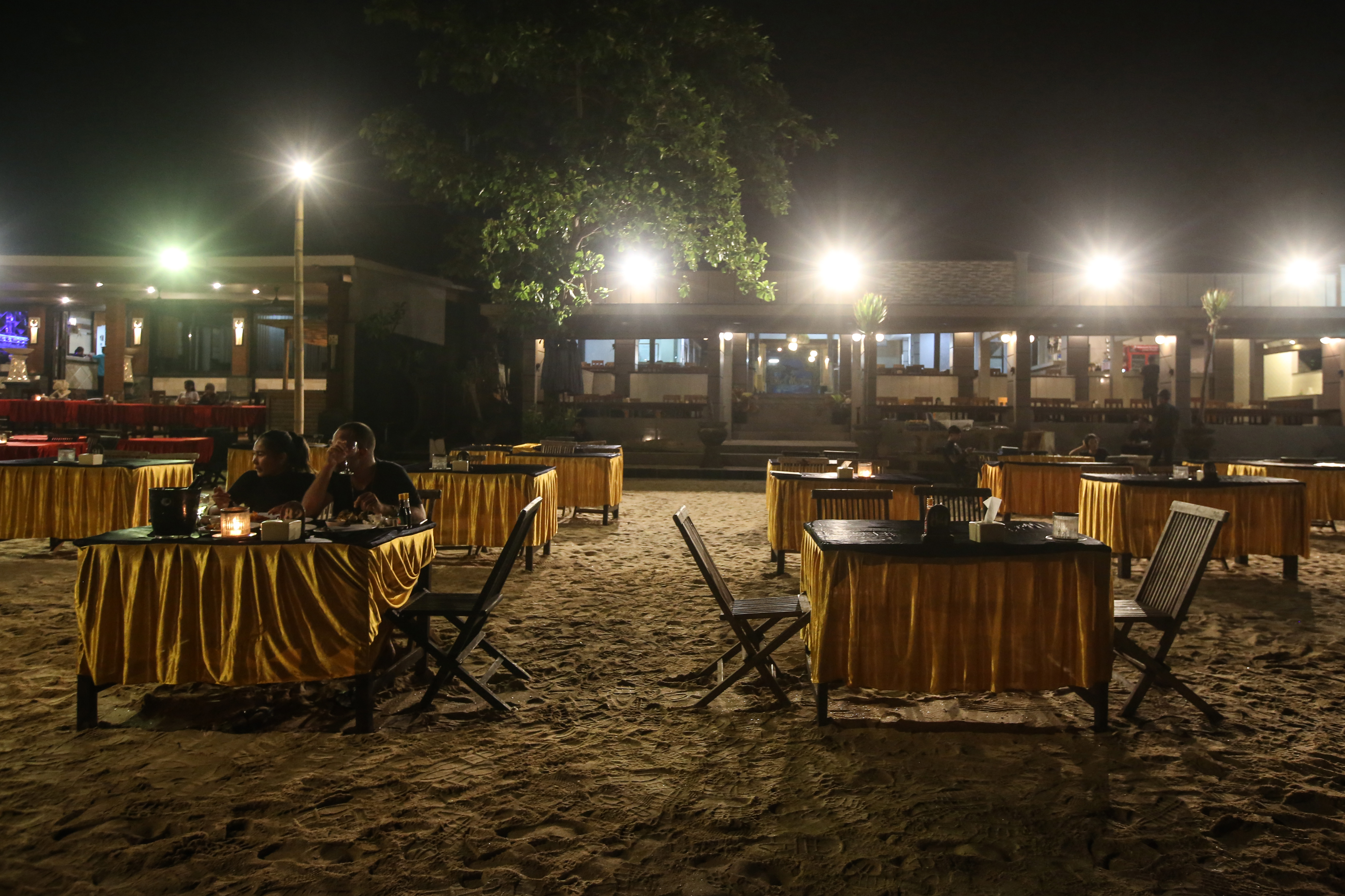 Suasana sepi destinasi wisata kuliner yang menyajikan makanan laut dan kerap ramai di kunjungi wisatawan asing di tepi pantai Jimbaran, Bali