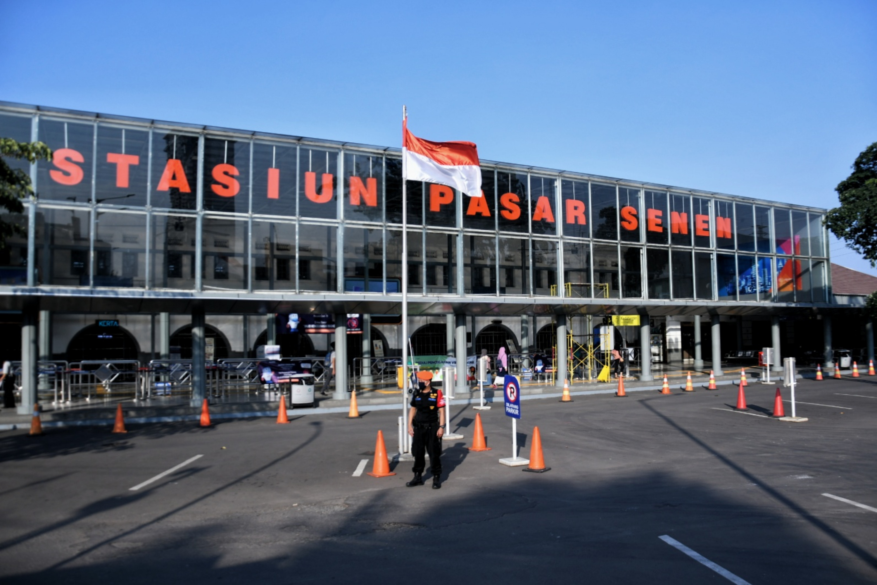 Suasana sepi tampak di Stasiun Pasar Senen, Jakarta Pusat, Rabu (22/4).