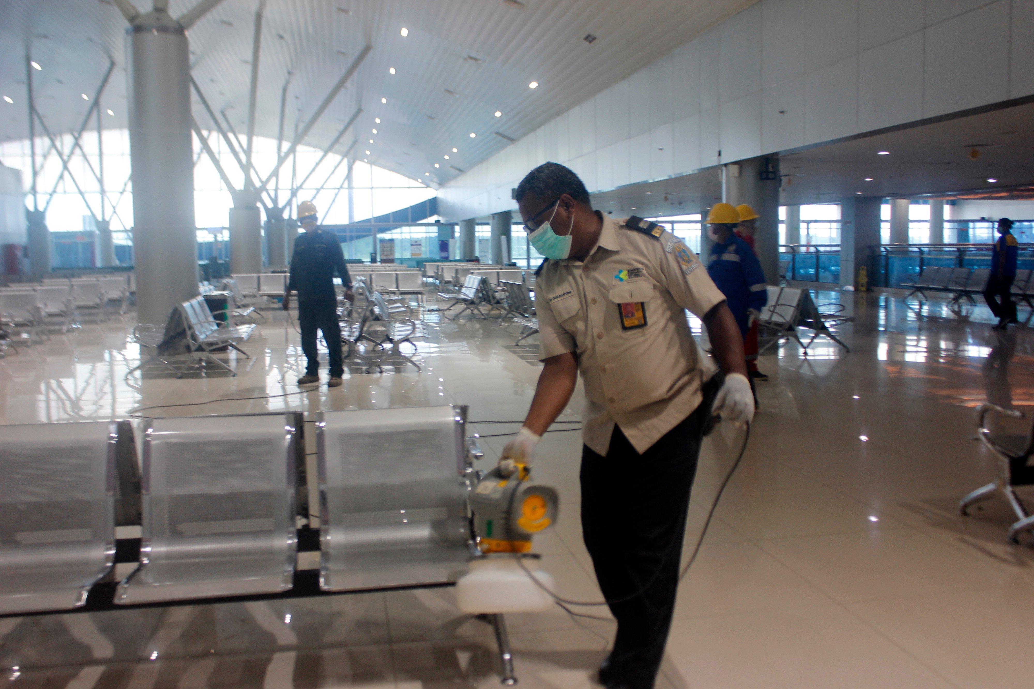 Petugas Karantina Kesehatan melakukan penyemprotan disinfektan di Bandara Domine Eduard Osok Sorong, Kota Sorong, Papua Barat.