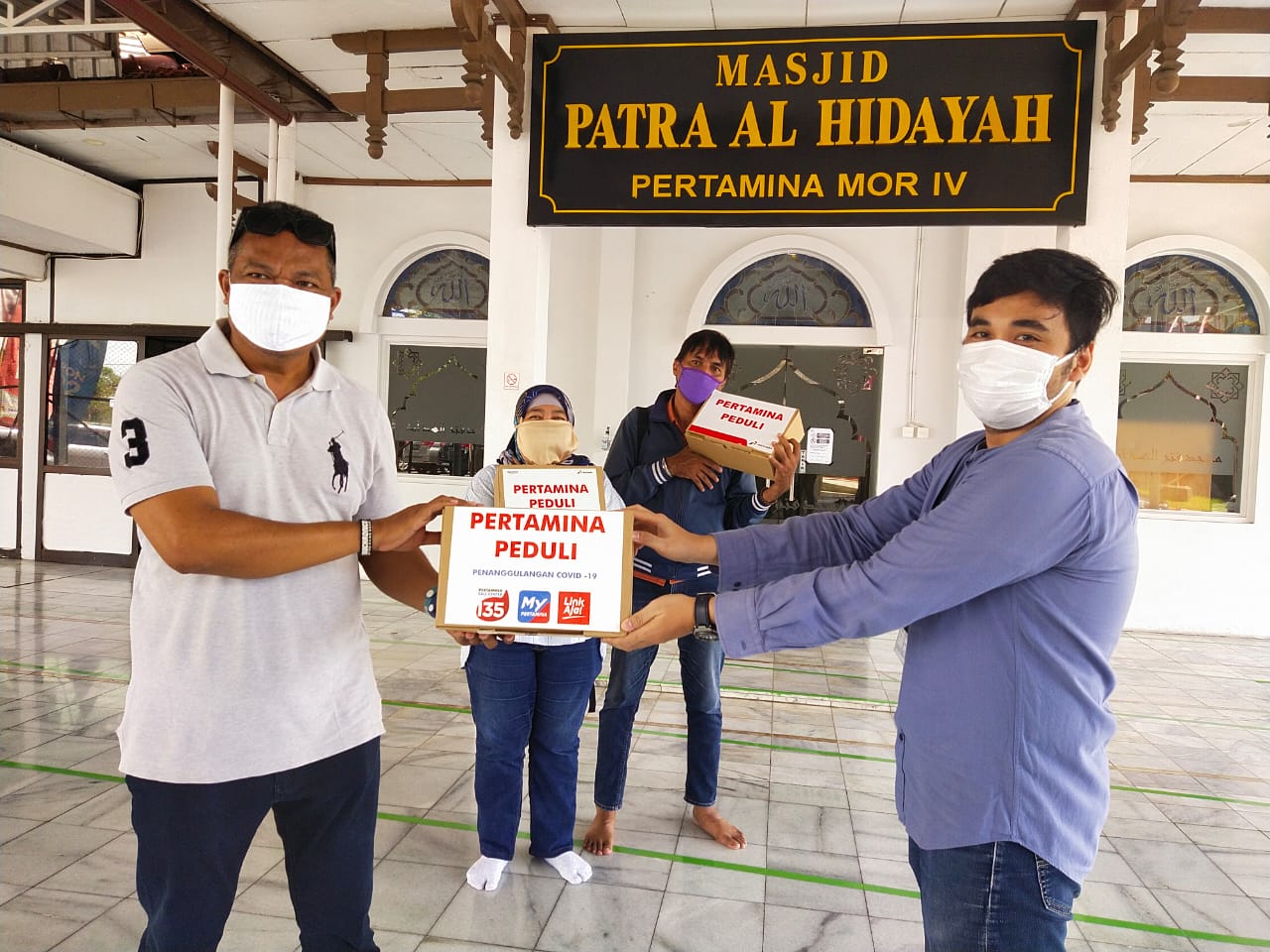Perwakilan wartawan di Semarang menerima bantuan alat pelindung diri seperti masker, hand sanitizer, sarung tangan 