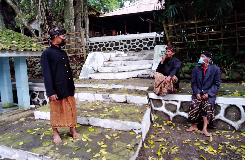 Ritual Unggah-unggahan Komunitas Adat Bonokeling, Jumat (17/4) di Banyumas, Jawa Tengah, hanya diikuti 12 tetua adat.