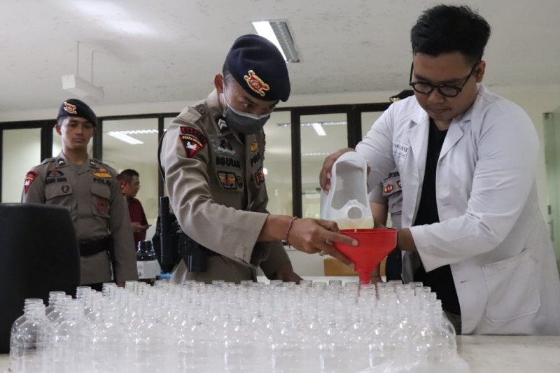 Proses pengemasan hand sanitizer ke botol kemasan, di kampus Universitas Udayana, Badung, Bali, Kamis (2/4).