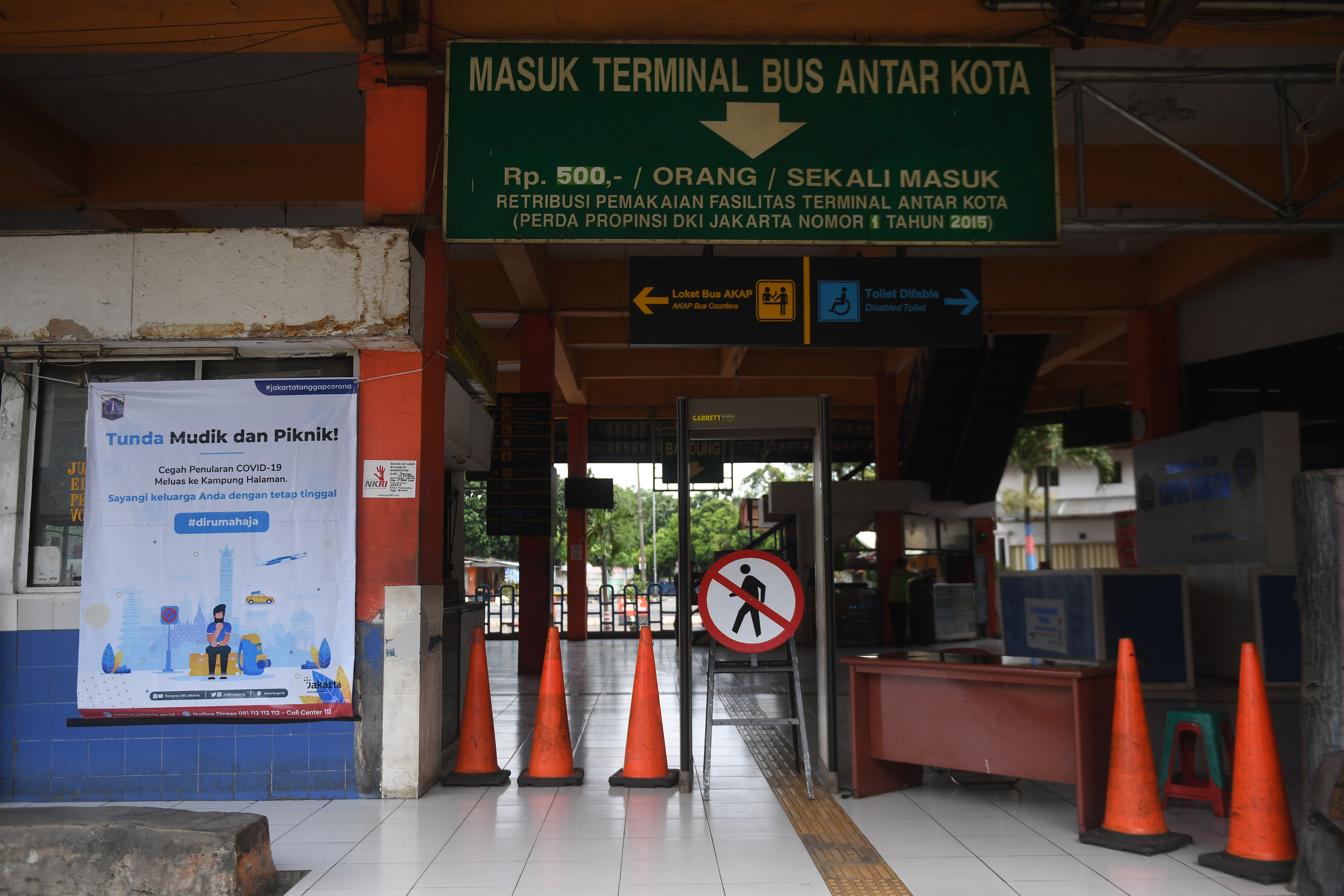 Suasana Terminal Bus Antarkota Antarprovinsi (AKAP) Kampung Rambutan di Jakarta, Sabtu (25/4).