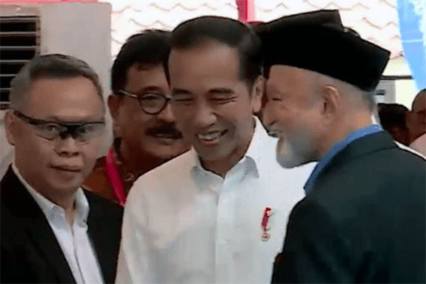 Suhendra Hadikuntono (kiri) bersama Presiden Joko Widodo dan Wali Nanggroe Aceh Tengku Malik Mahmud Al-Haythar.