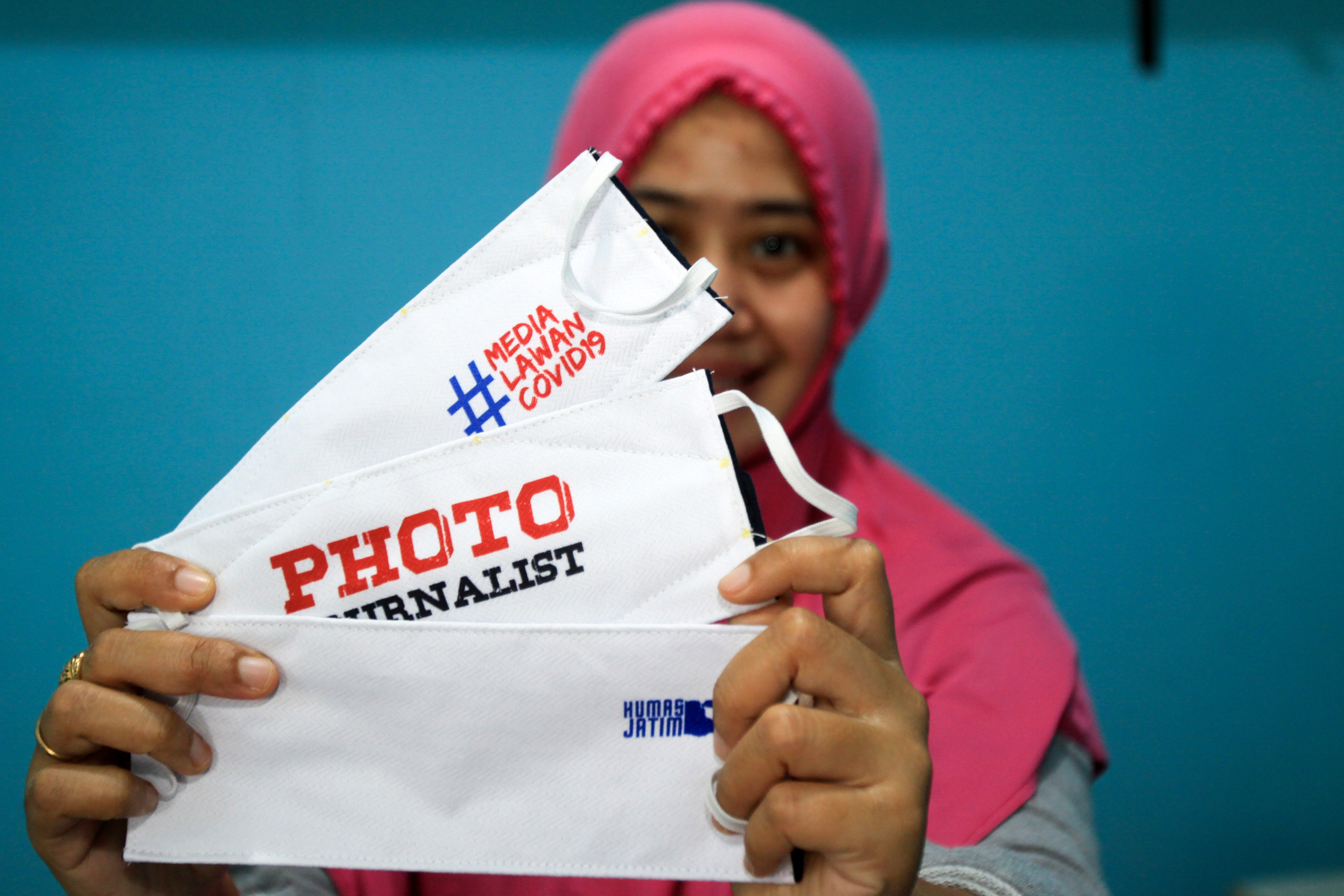 Industri rumahan memproduksi masker