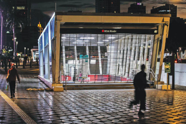 Warga melintas di depan pintu masuk ke Stasiun MRT Istora Mandiri yang ditutup di kawasan Senayan Jakarta, kemarin.