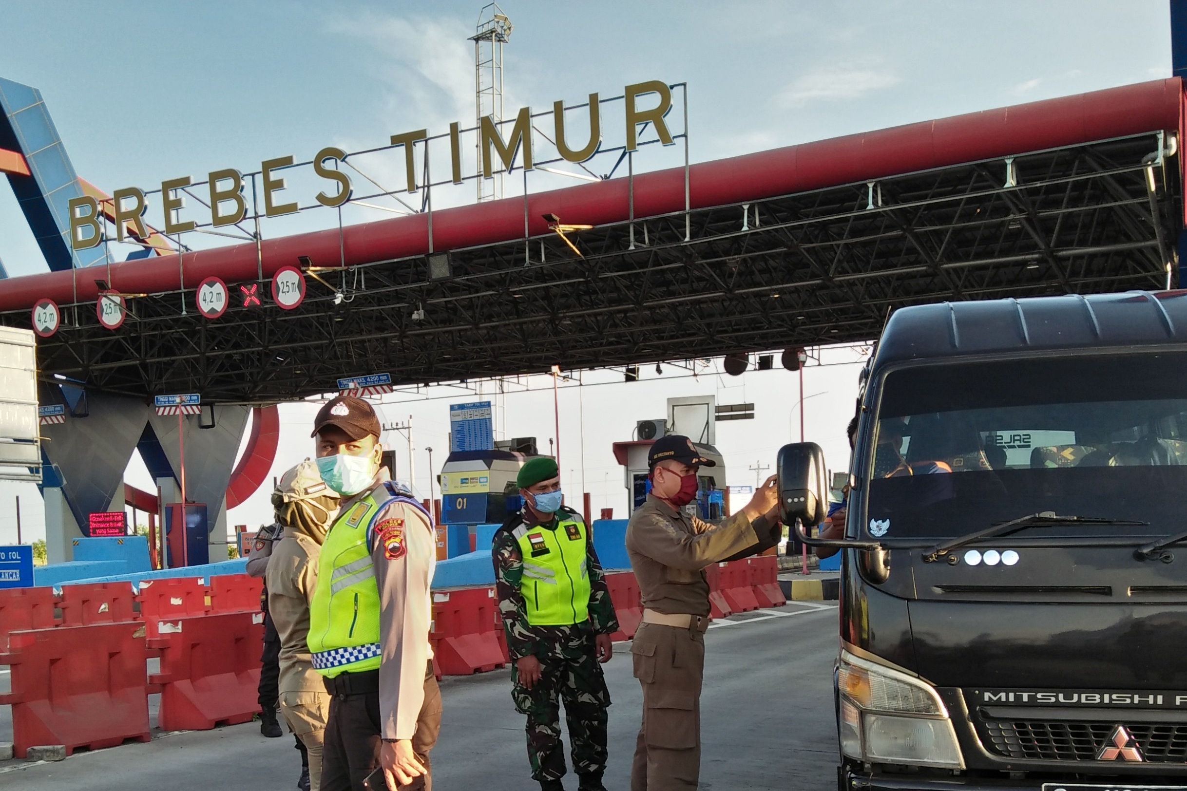 Penyekatan di Exit Tol Brebes Timur. 