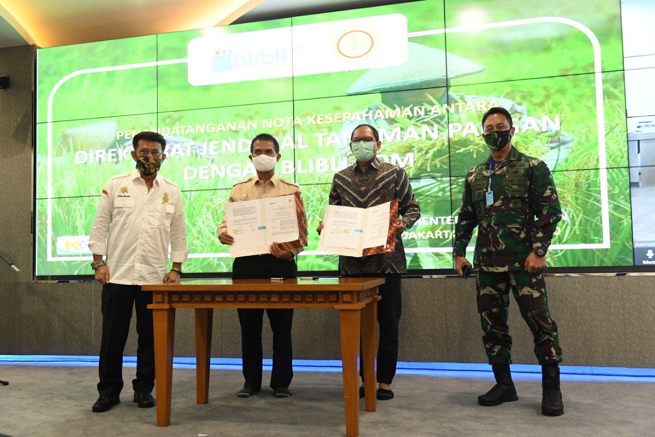 Penandatanganan Mou Kementan dan Blibli disaksikan Mentan Syarul Yasin Limpo (kiri) dan KASAD Jenderal Andika Perkasa (kanan). 