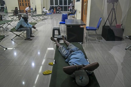 Tunawisma ditampung di Gor Tanah Abang, Jakarta Pusat.