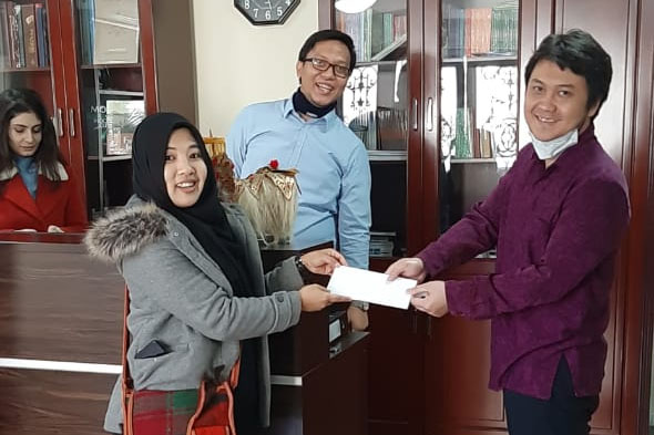 Penyerahan surat cinta dari keluarga Wibowo ke mahasiswa Indonesia di Azerbaijan