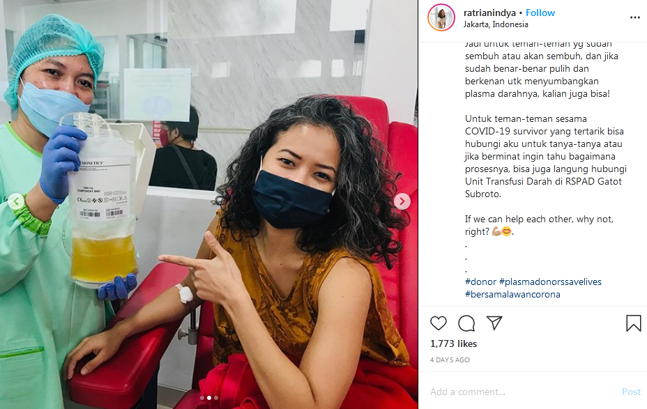 Pasien covid-19 kasus 03 Ratri Anindyajati yang sembuh mendonorkan plasma darahnya di RSPAD Gatot Soebroto Jakarta.