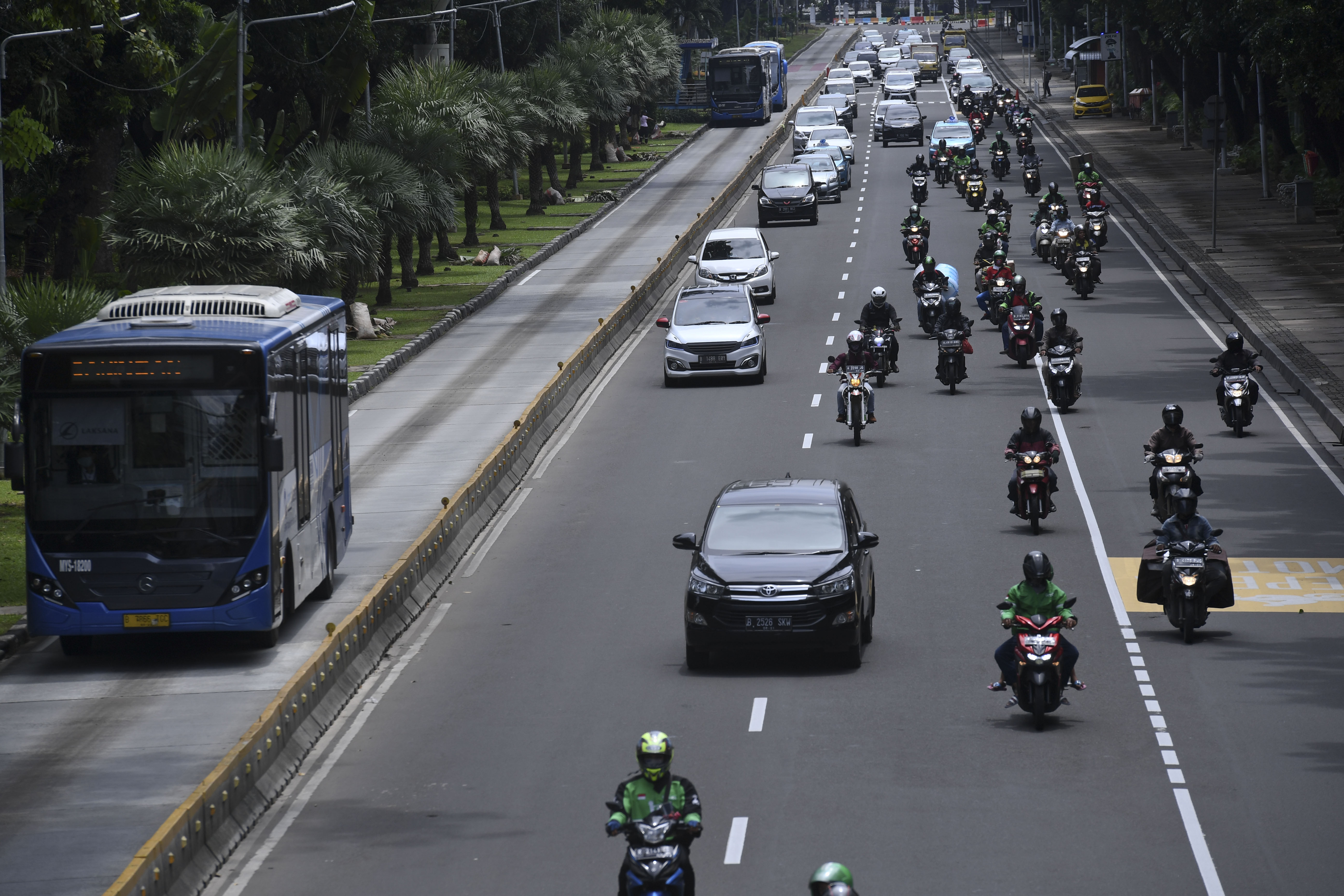 Sejumlah kendaraan melintas di Jalan Medan Merdeka Barat, Jakarta, Senin (6/4/2020).