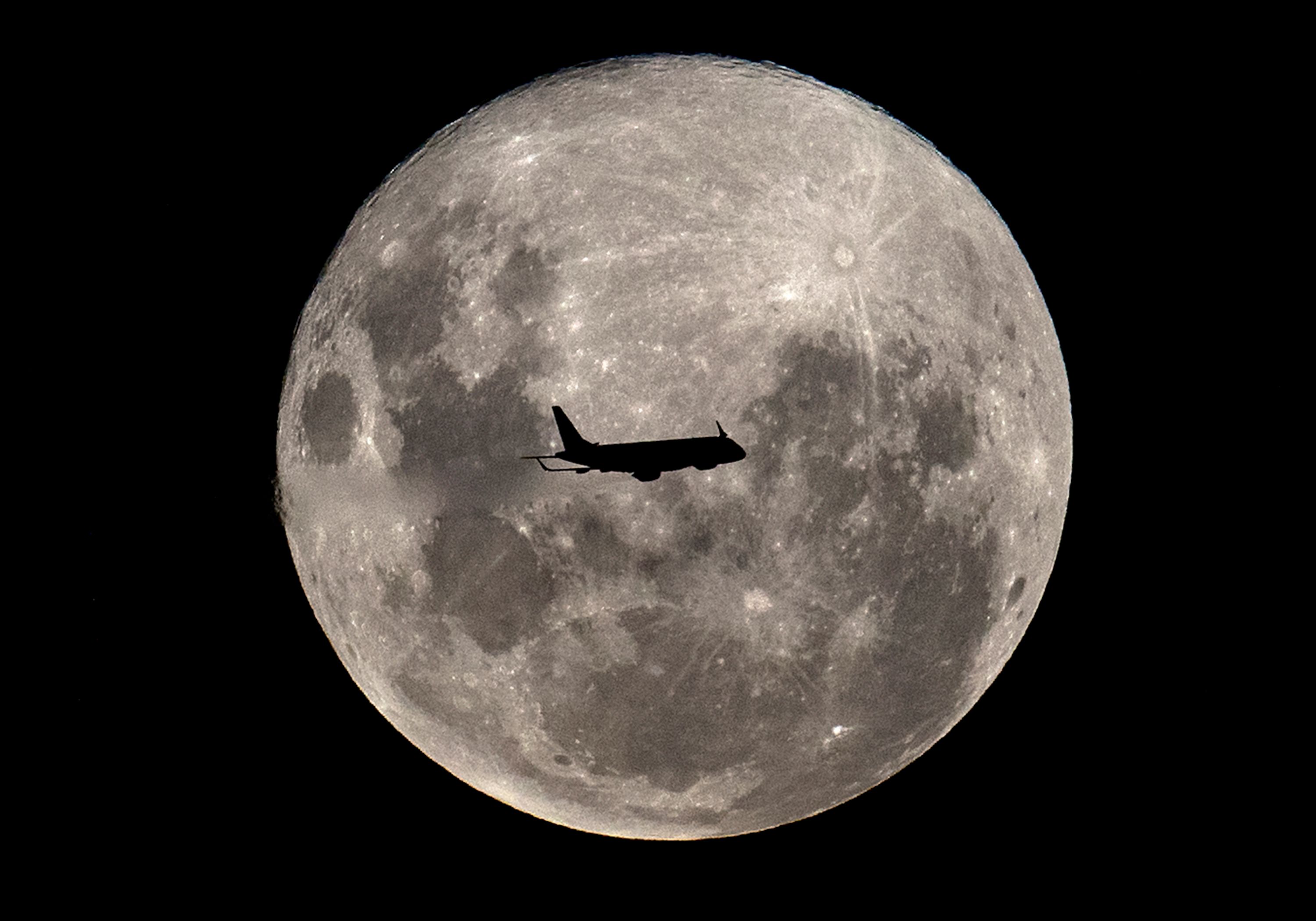 Pesawat Embraer 190-100IGW yang terbang dari Buenos Aires ke Bahia Blanca saat melewati Supermoon pada 19/2/2019 