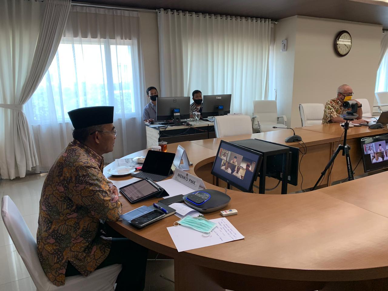 Rapat virtual antara Menko PMK Muhadjir Effendy dengan Mensos Juliari Batubara soal bansos