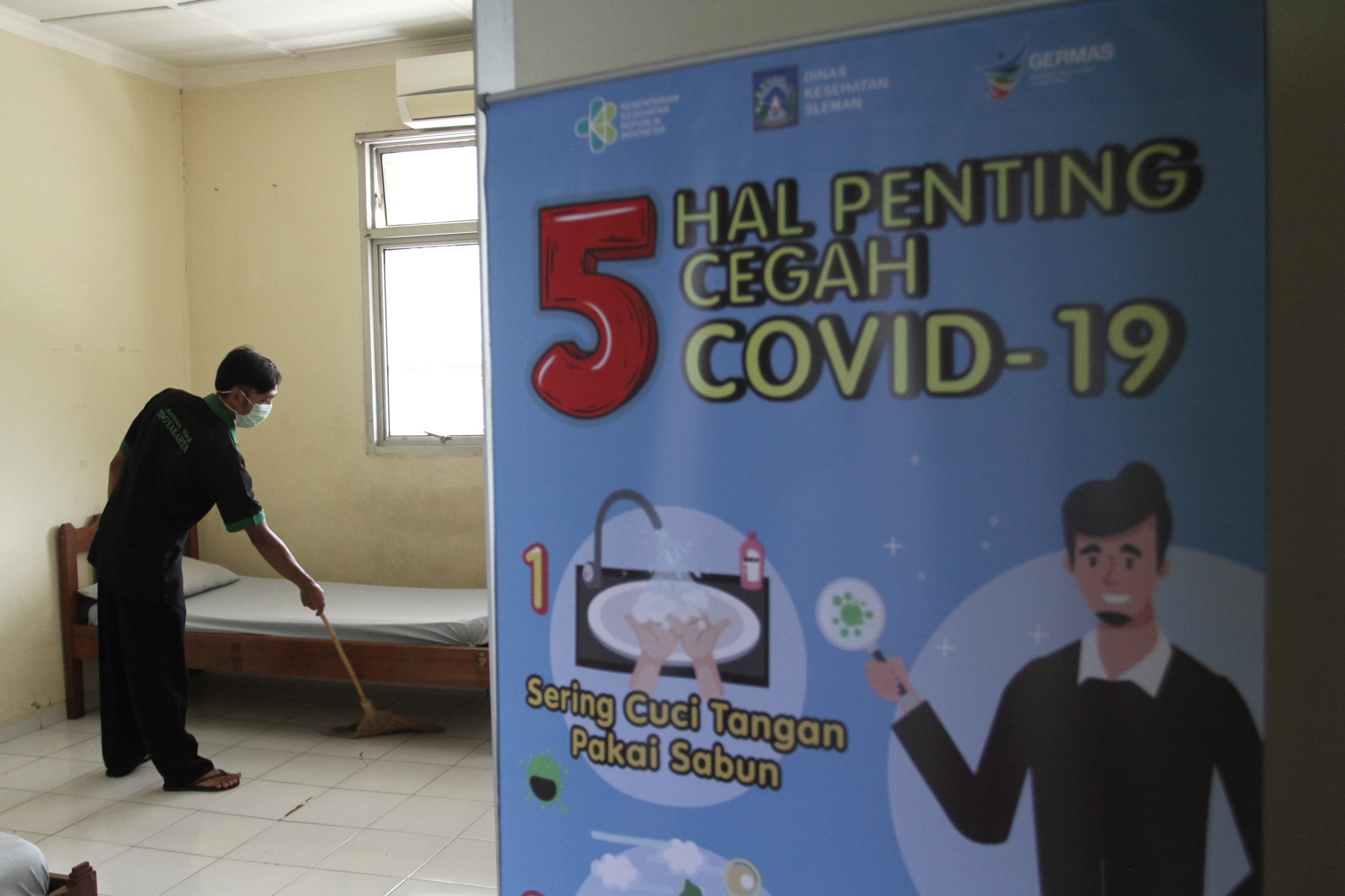 Pekerja menyiapkan ruang isolasi di Asrama Haji Yogyakarta, Mlati, Sleman, DI Yogyakarta, Senin (6/4/2020). 