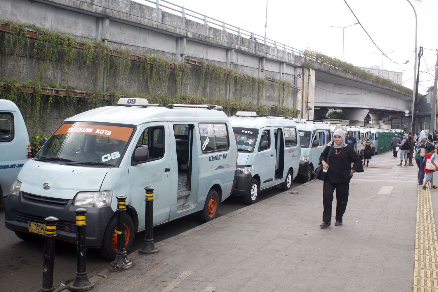  Sejumlah angkot menunggu calon penumpang di kawasan Tanah Abang, Jakarta