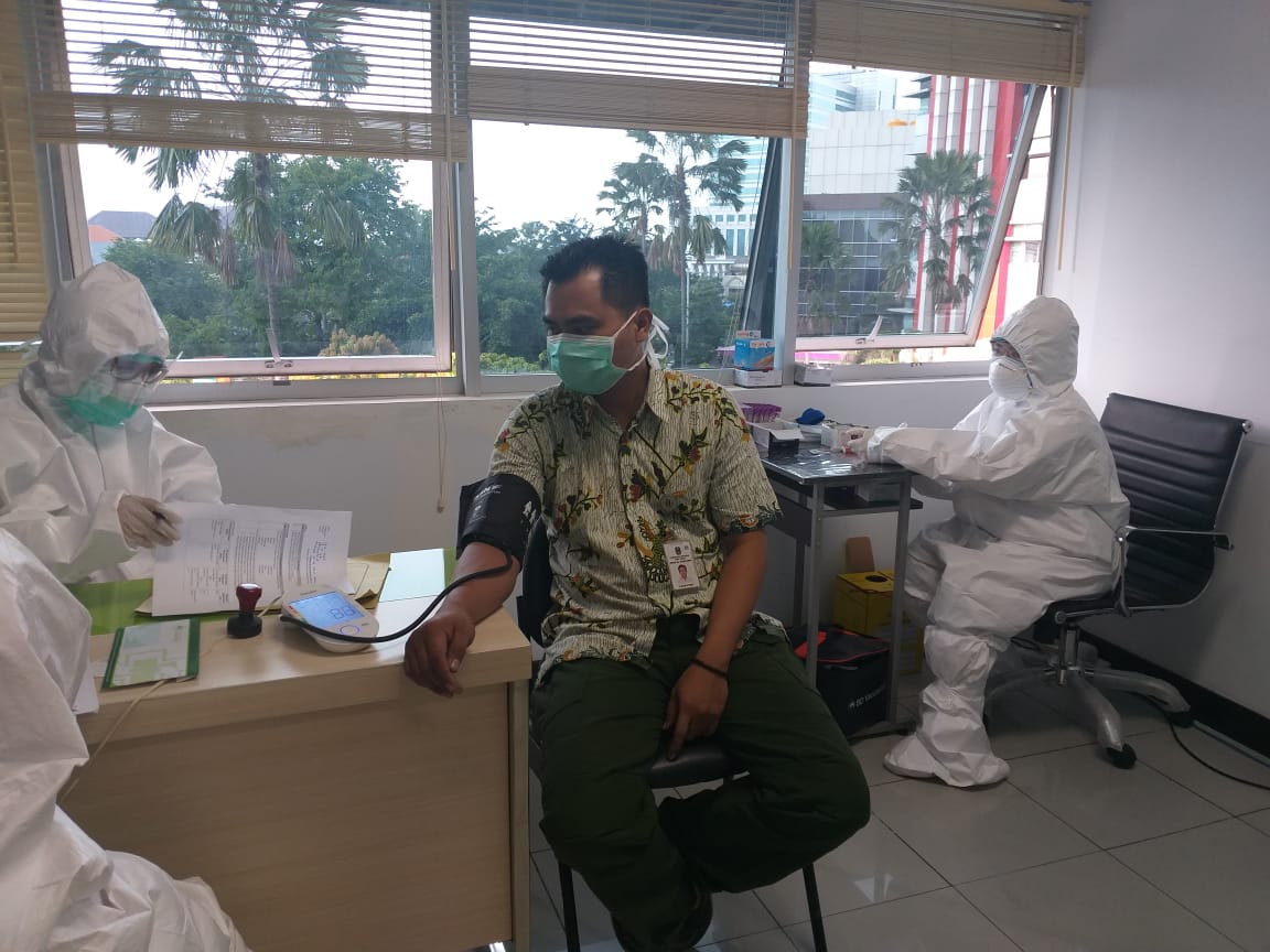 Proses rapid test di Jatim.