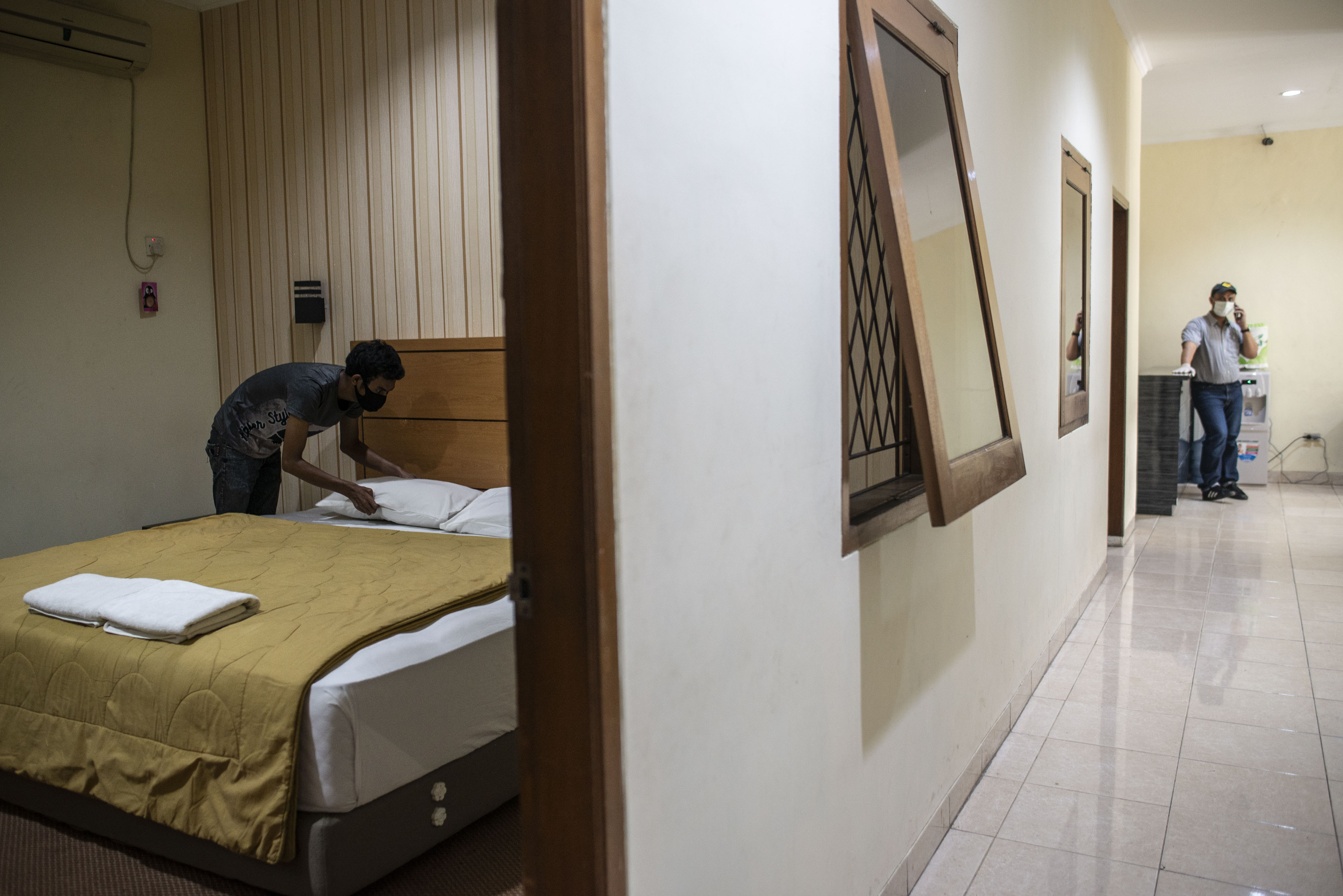 Pekerja merapikan tempat tidur di area hotel di SMK Negeri 27 Jakarta, Selasa (21/4/2020). 