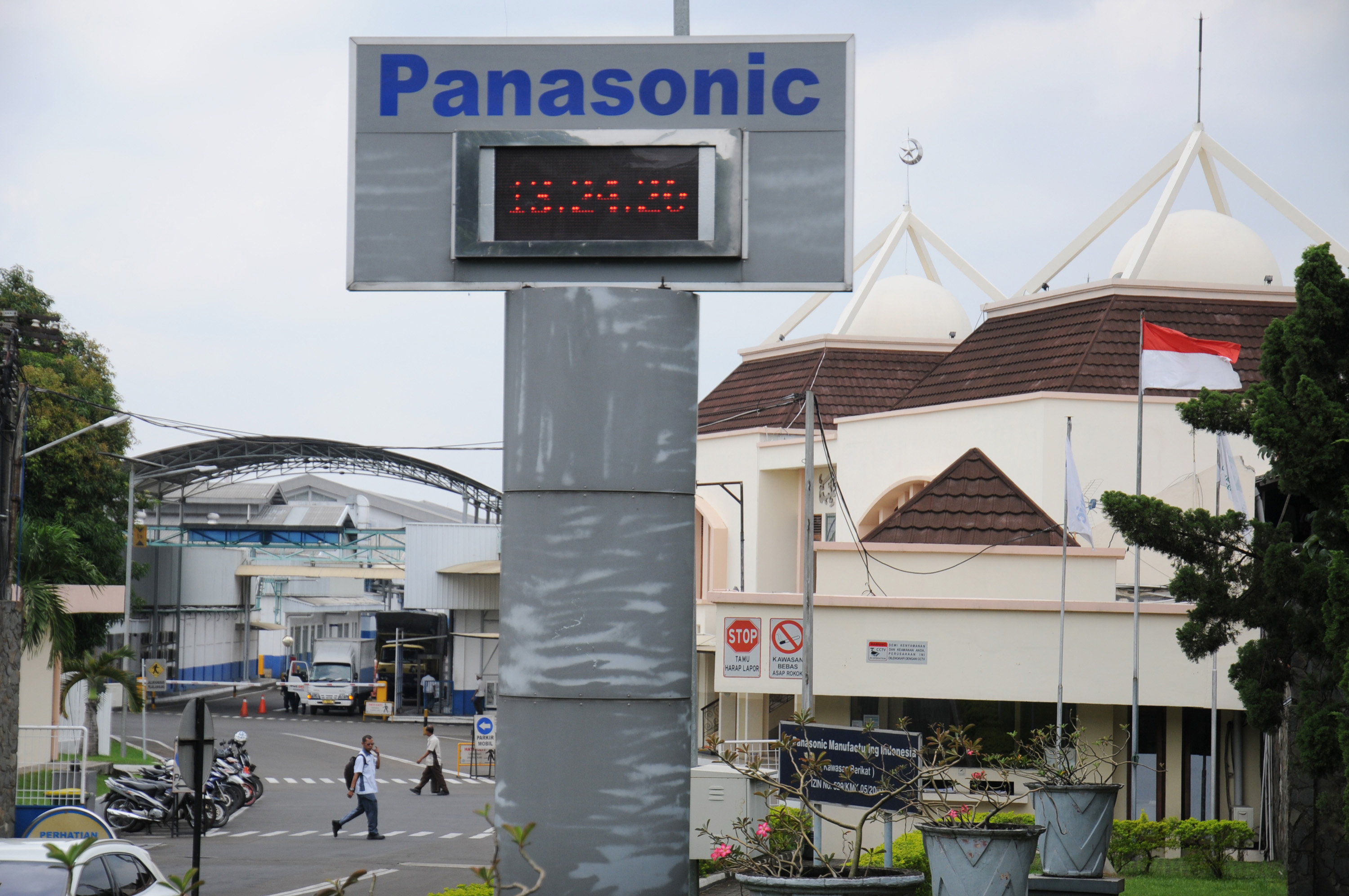 Pabrik PT Panasonic Manufacturing Indonesia di Jalan Raya Bogor KM.29, Gandaria, Jakarta Timur.