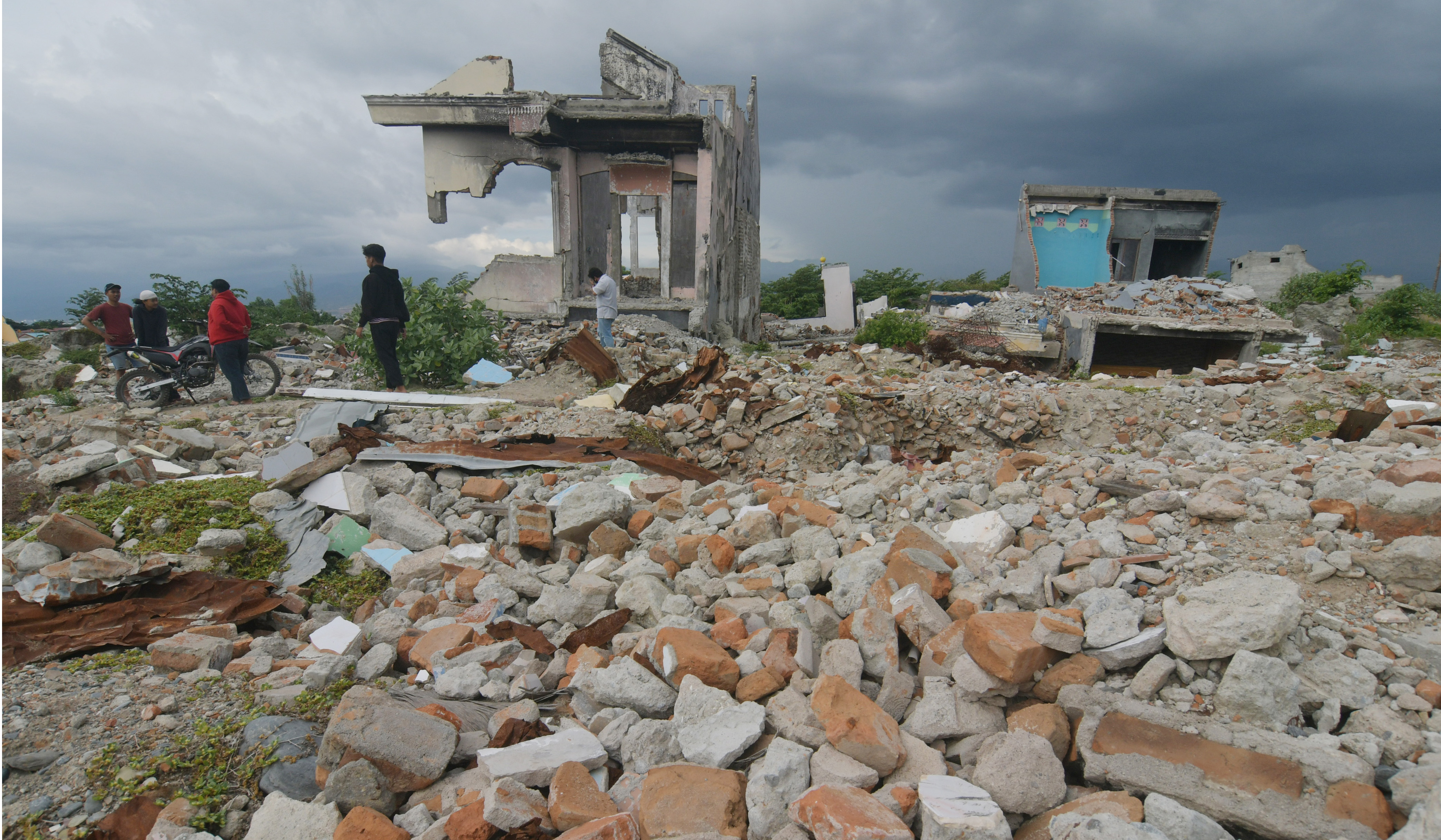Warga  di sekitar bekas permukiman mereka yang hancur akibat  gempa dan likuefaksi di Kelurahan Balaroa, Palu, Sulteng, Rabu (22/4/2020).