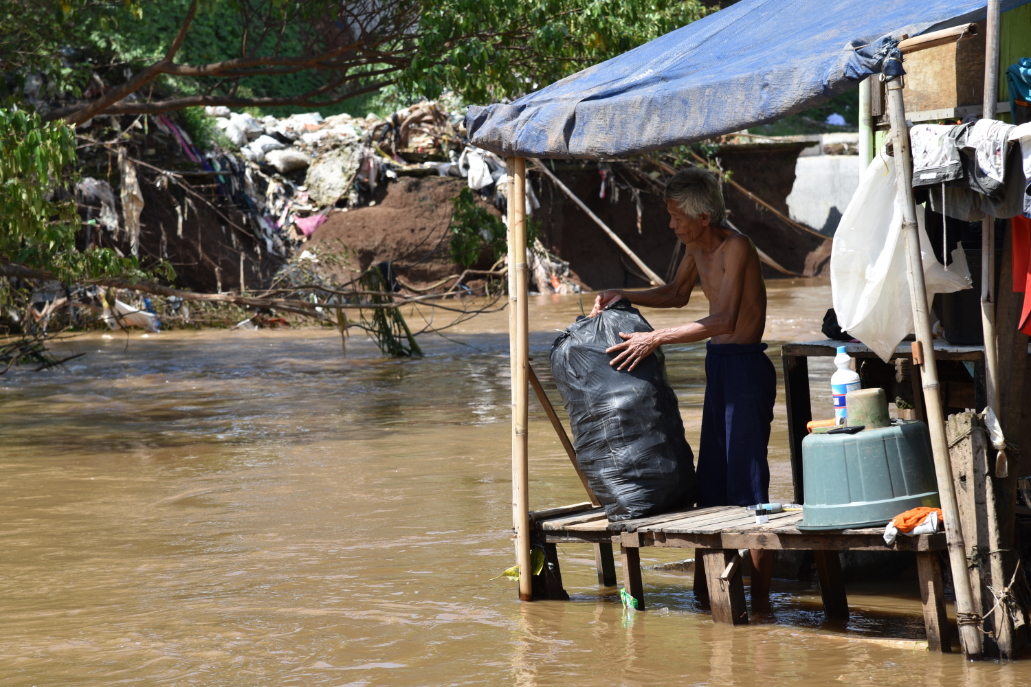 Banjir yang menghantam pemukiman warga di Kebon Pala, Jakarta Timur, Senin (2/3/2020).