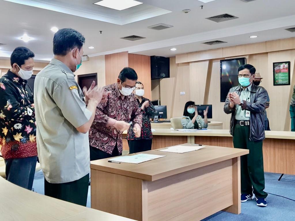 Penandatangan kerjasama Kementan dengan PT. Universal Agri Bisnisindo, GOPAN, dan PINSAR dalam pembelian ayam potong.   