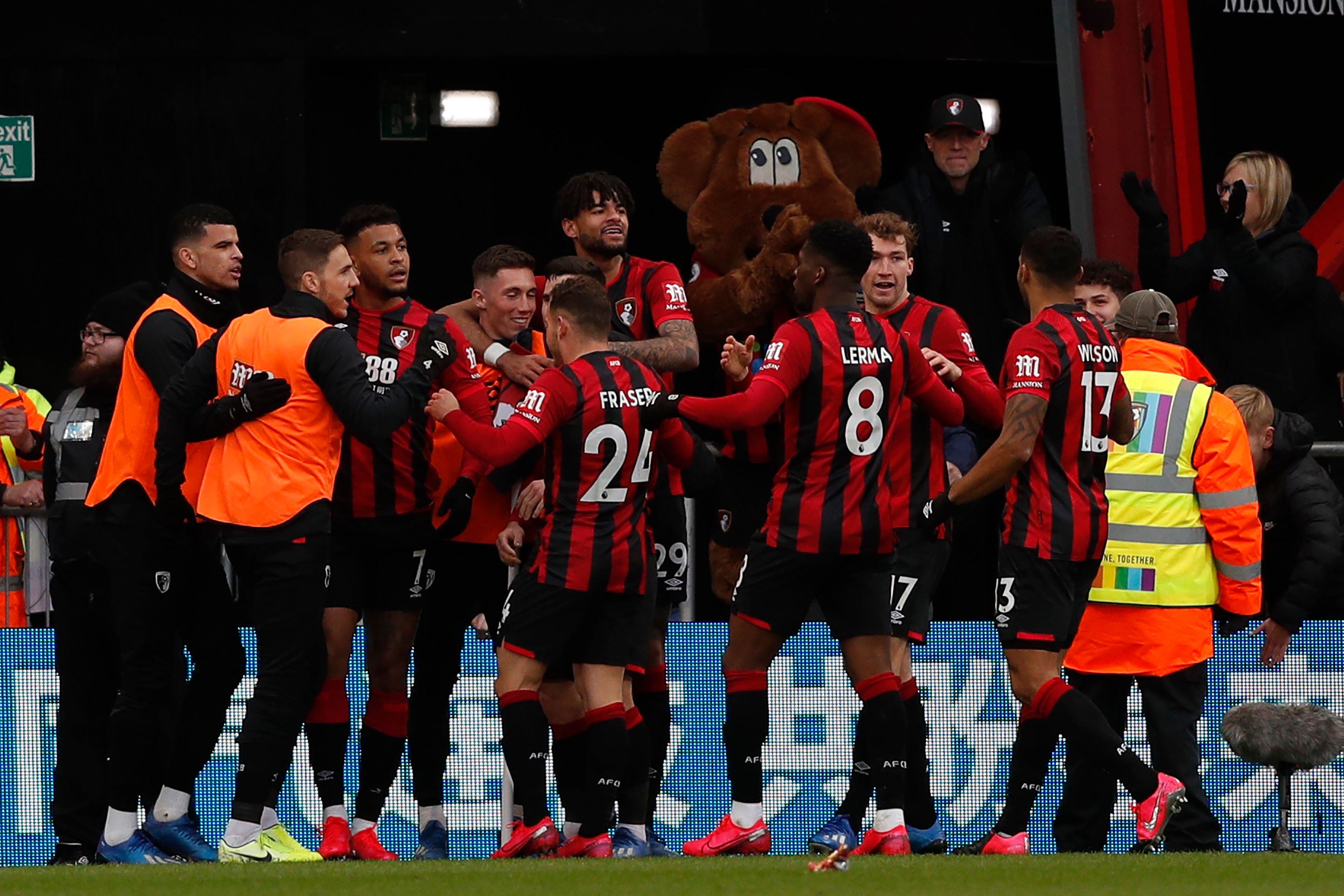 Para pemain Bournemouth melakukan selebrasi.